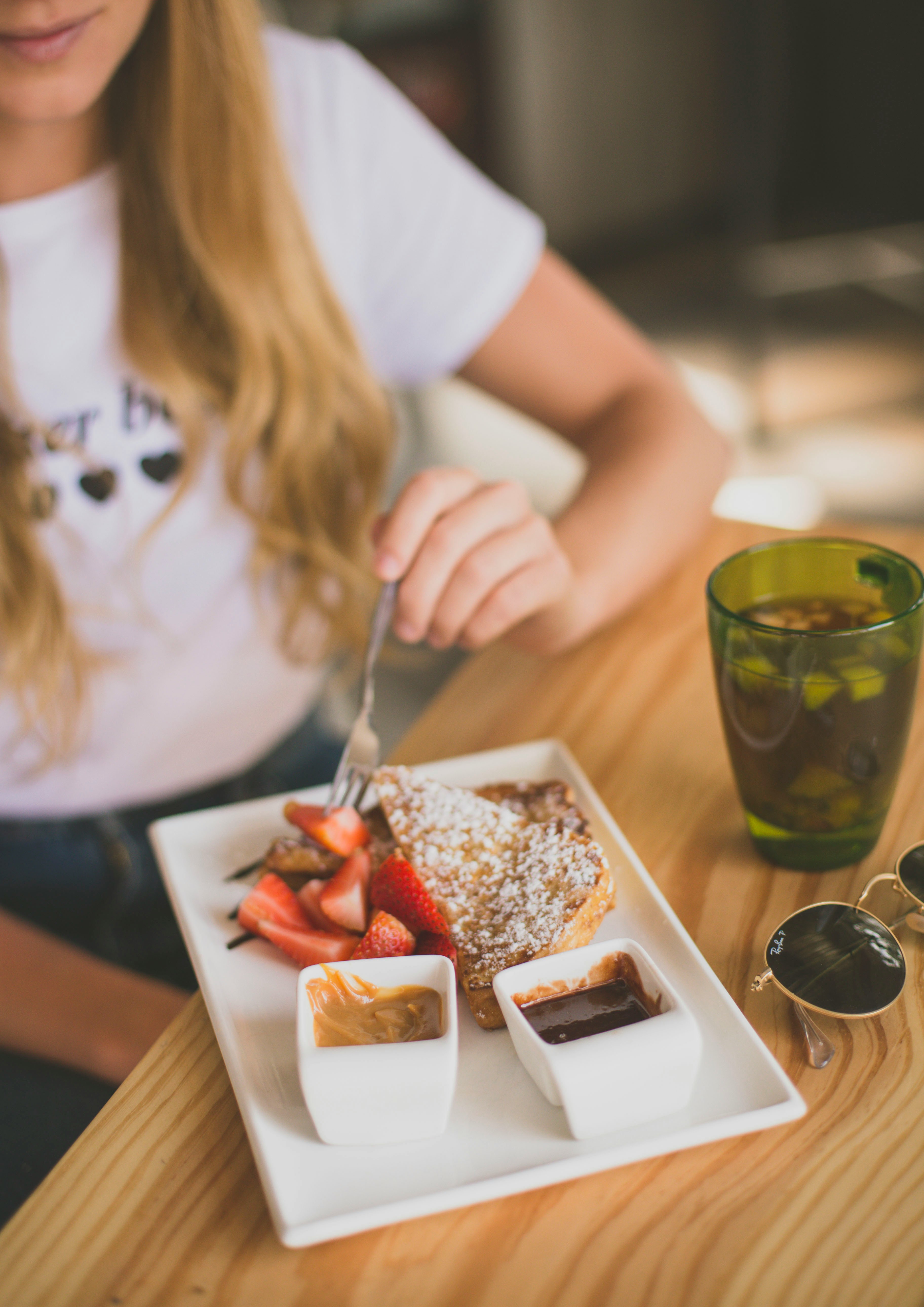 Una mujer desayunando | Fuente: Unsplash