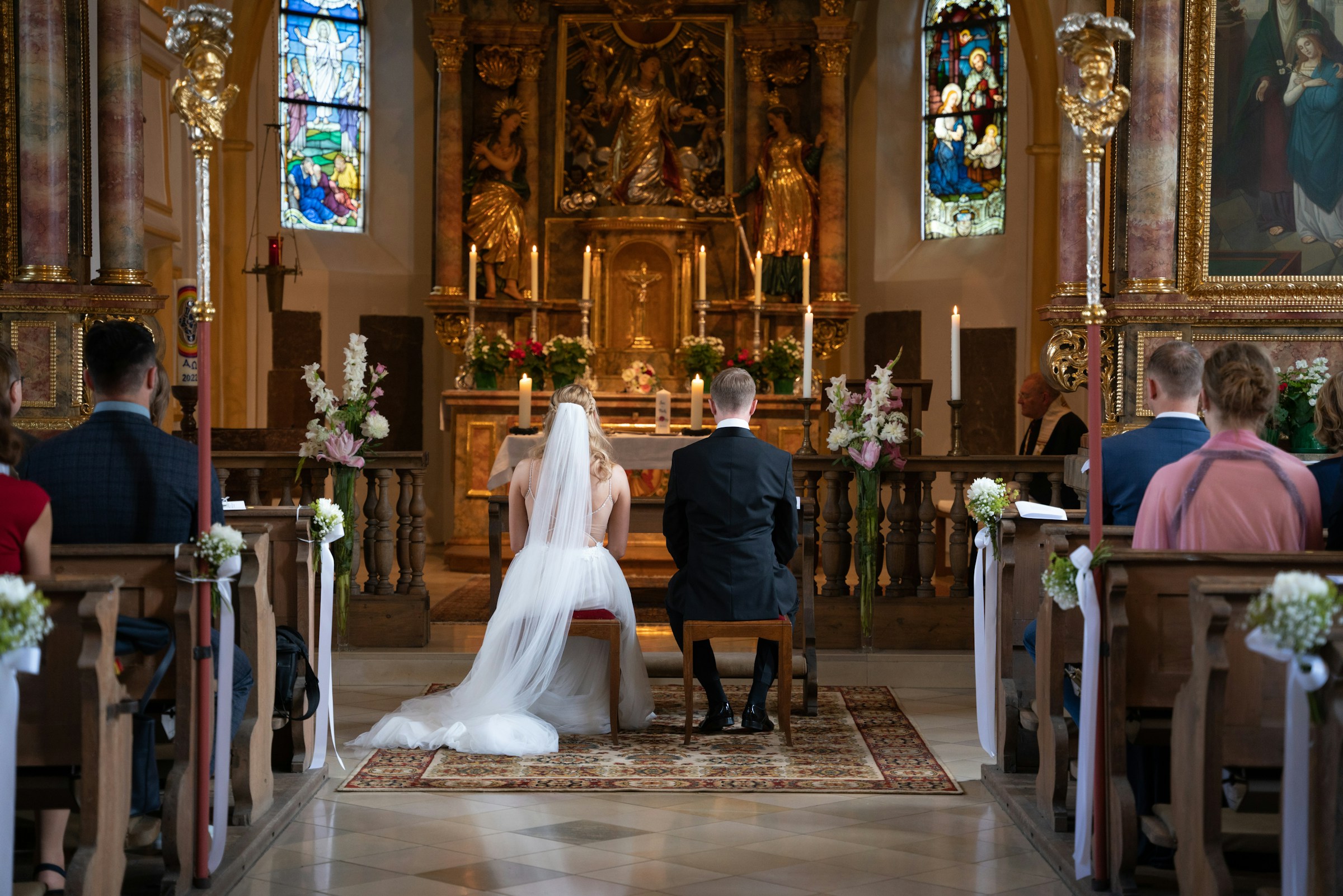 Unos novios en la iglesia | Fuente: Unsplash