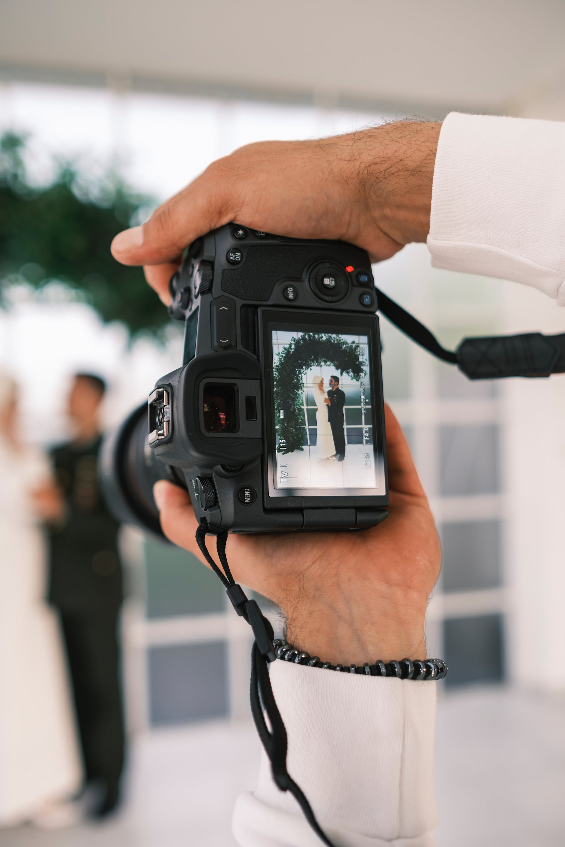 Fotógrafo captando a una pareja en su boda | Foto: Pexels