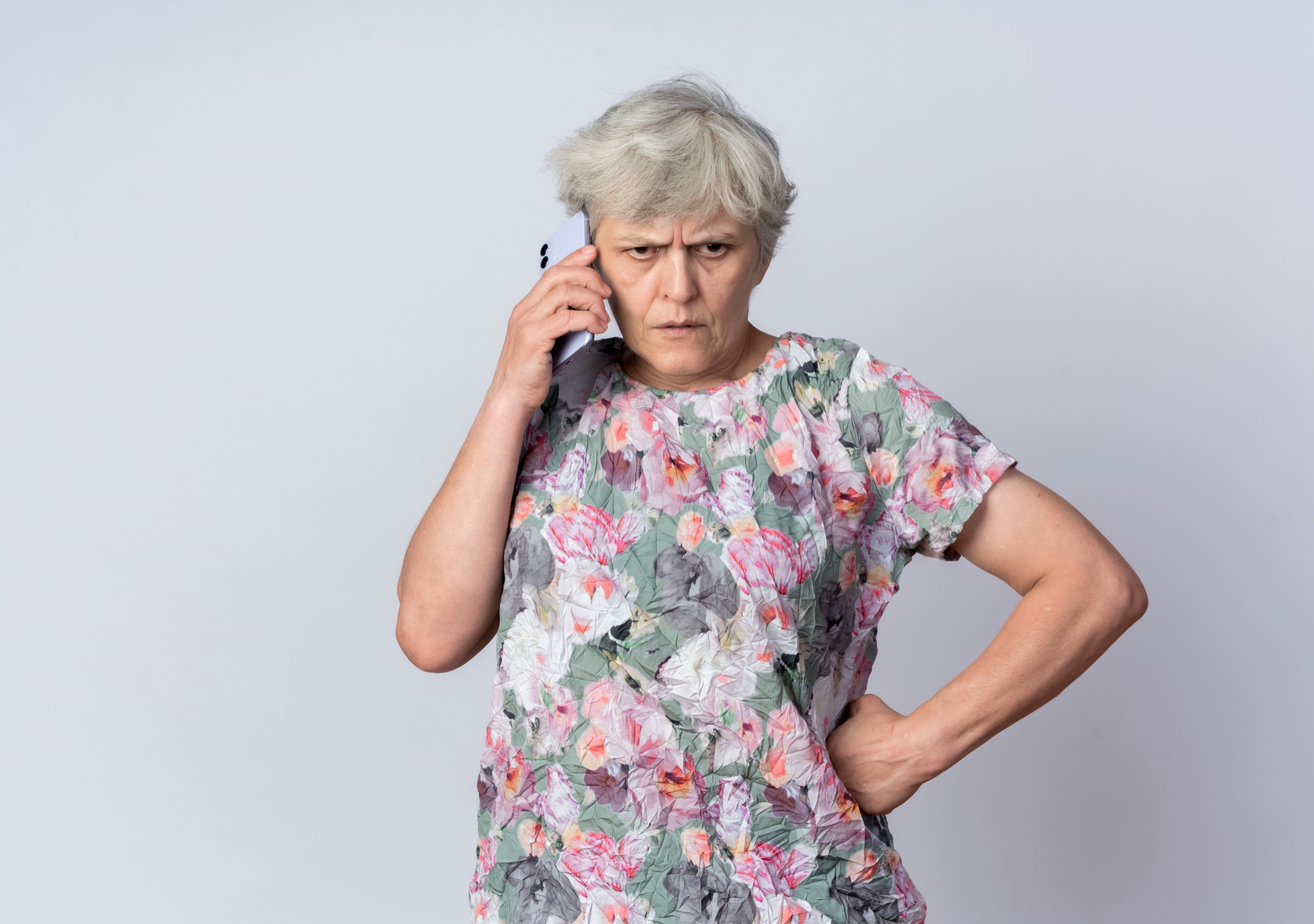 Mujer mayor enfadada hablando por teléfono | Foto: Freepik