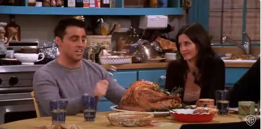 Matt LeBlanc como Joey en el plató de "Friends" comiendo pavo | Fuente: YouTube/@warnerbrostv