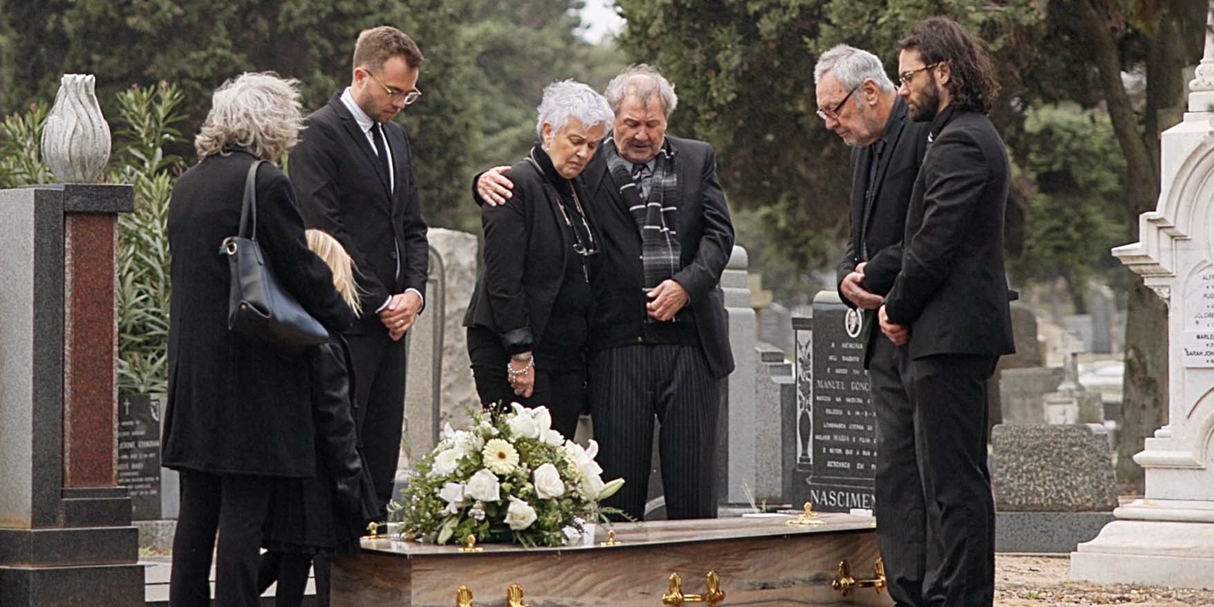 Una familia en un funeral | Fuente: Shutterstock