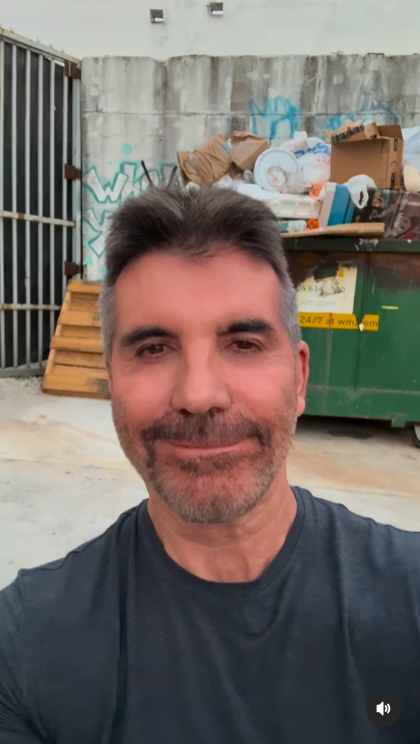 Simon Cowell mostrando el aspecto de su cara en un vídeo subido el 24 de febrero de 2025 | Fuente: Instagram/simoncowell