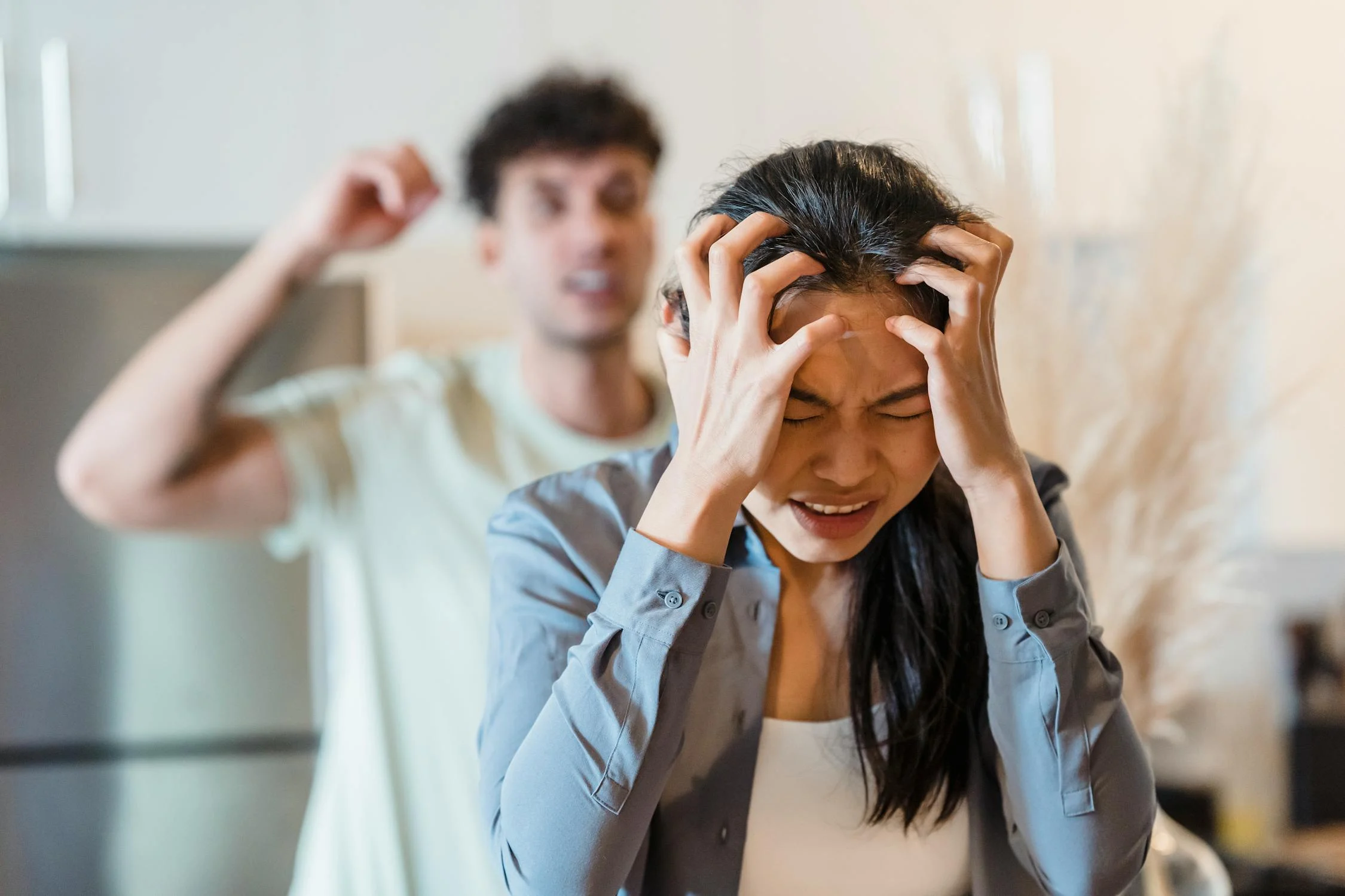 Una mujer enfadada agarrándose la cabeza | Fuente: Pexels