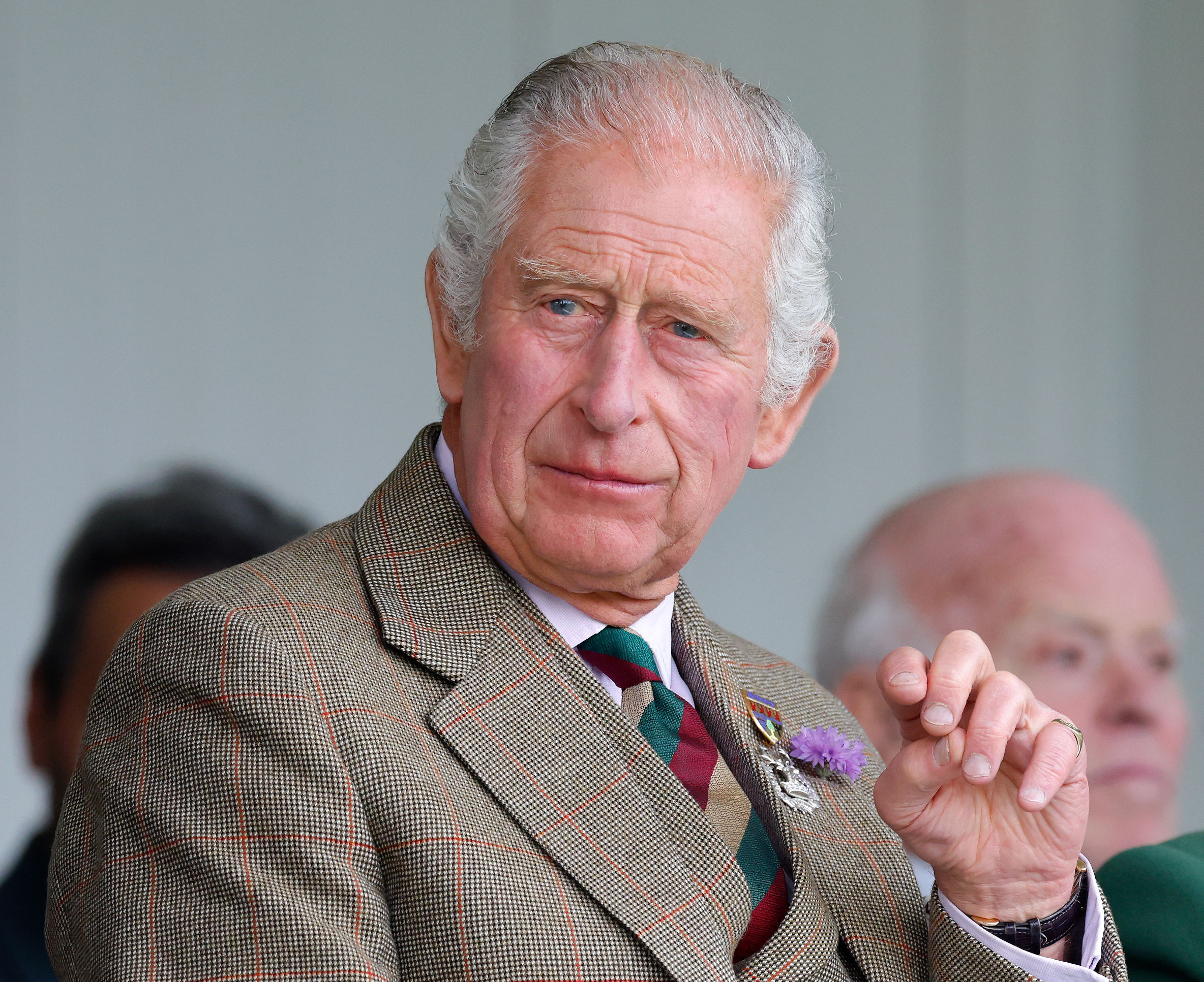 El Príncipe Charles, Príncipe de Gales, asiste al Braemar Highland Gathering en Braemar, Escocia, el 3 de septiembre de 2022. | Fuente: Getty Images