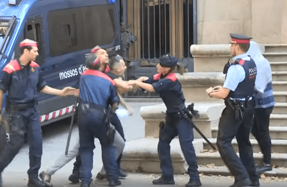 Momento en que tío de la víctima de la “Manada de Manresa” intenta agredir a uno de los acusados. | Imagen: YouTube/El Mundo