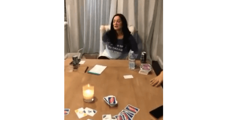 Dayanara Torres jugando cartas. | Imagen: Instagram / beaucaspersmart