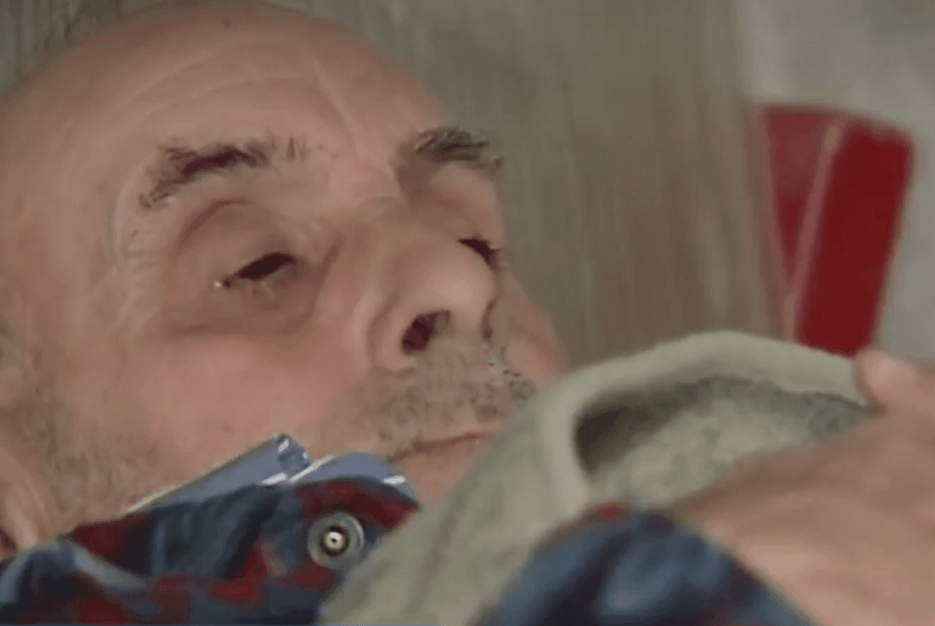 El hombre de 61 descansa dentro de su pequeño cuarto. Fuente: Antena 3 Video