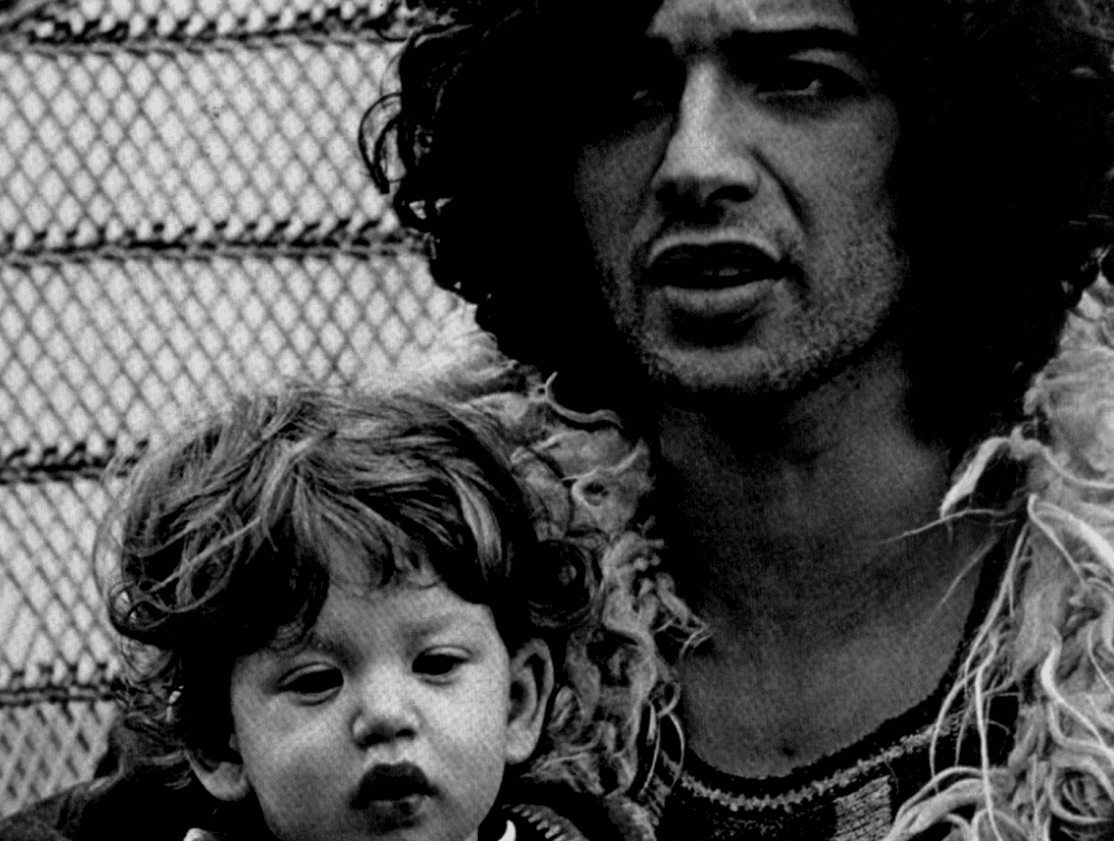 Miguel Abuelo, músico español, y su hijo, Gato Azul Peralta Bogdan, en su infancia. | Imagen: YouTube/ai.pictures Español