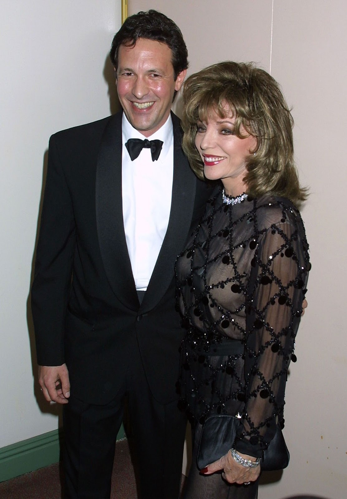 El 16 de abril de 2001, Joan Collins asistió a la 12ª edición de los premios anuales GLAAD Media Awards con Percy Gibson. Su relación pronto se convertiría en un matrimonio duradero, desafiando el escepticismo público por su diferencia de edad | Fuente: Getty Images