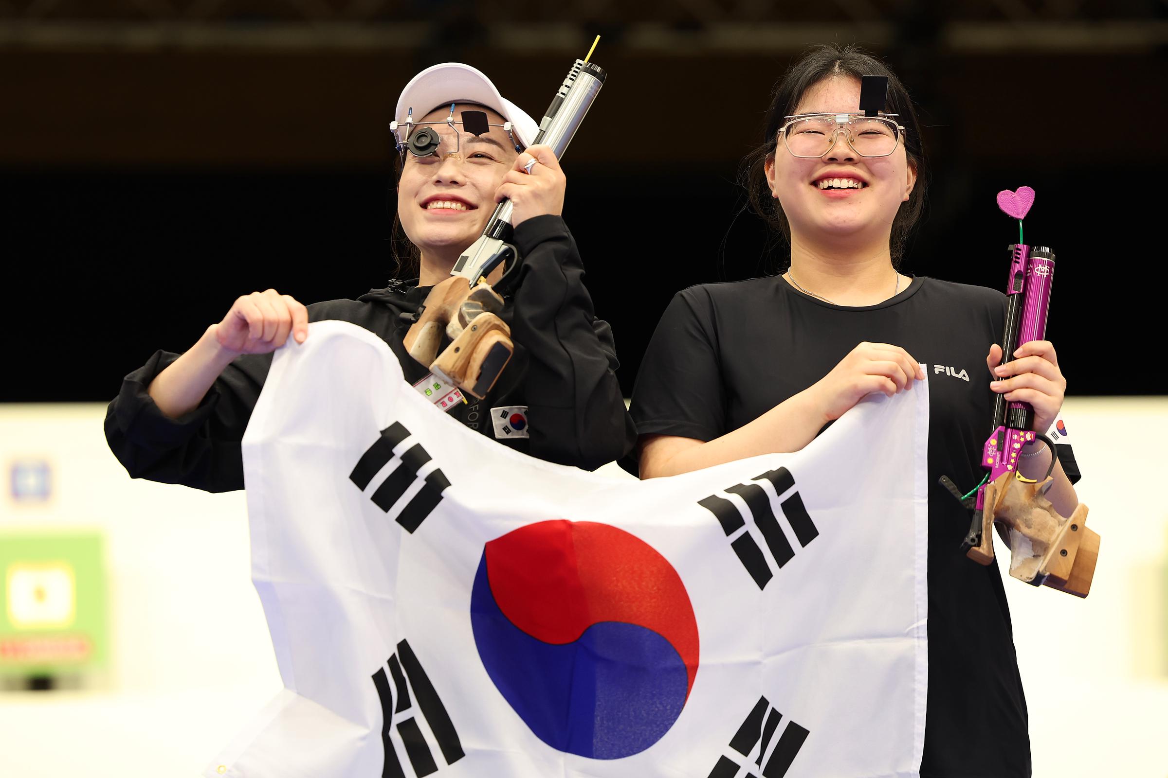 Kim Yeji y Oh Ye Jin celebran tras la final femenina de pistola de aire a 10 metros en los Juegos Olímpicos de París el 28 de julio de 2024, en Chateauroux, Francia | Fuente: Getty Images