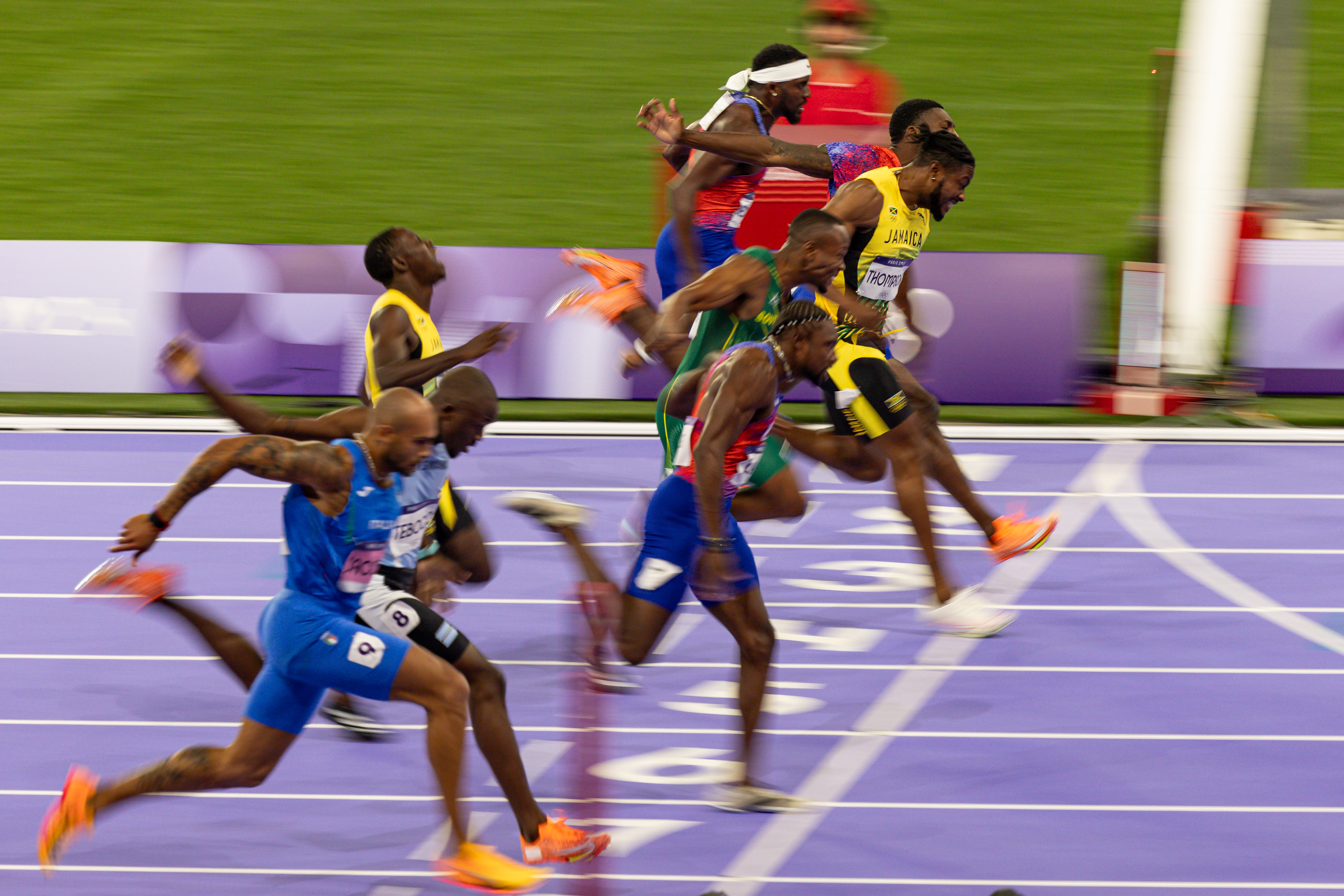 Noah Lyles cruza la línea de meta ganando la medalla de oro en la final masculina de los 100 metros planos en los Juegos Olímpicos de París 2024 en París, Francia, el 4 de agosto de 2024 | Fuente: Getty Images