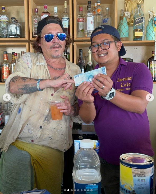 Johnny Depp y @killerbartender en Lorraine's Cafe &amp; High Tide en Exuma, Bahamas, el 30 de agosto de 3034 | Fuente: Instagram/killerbartender