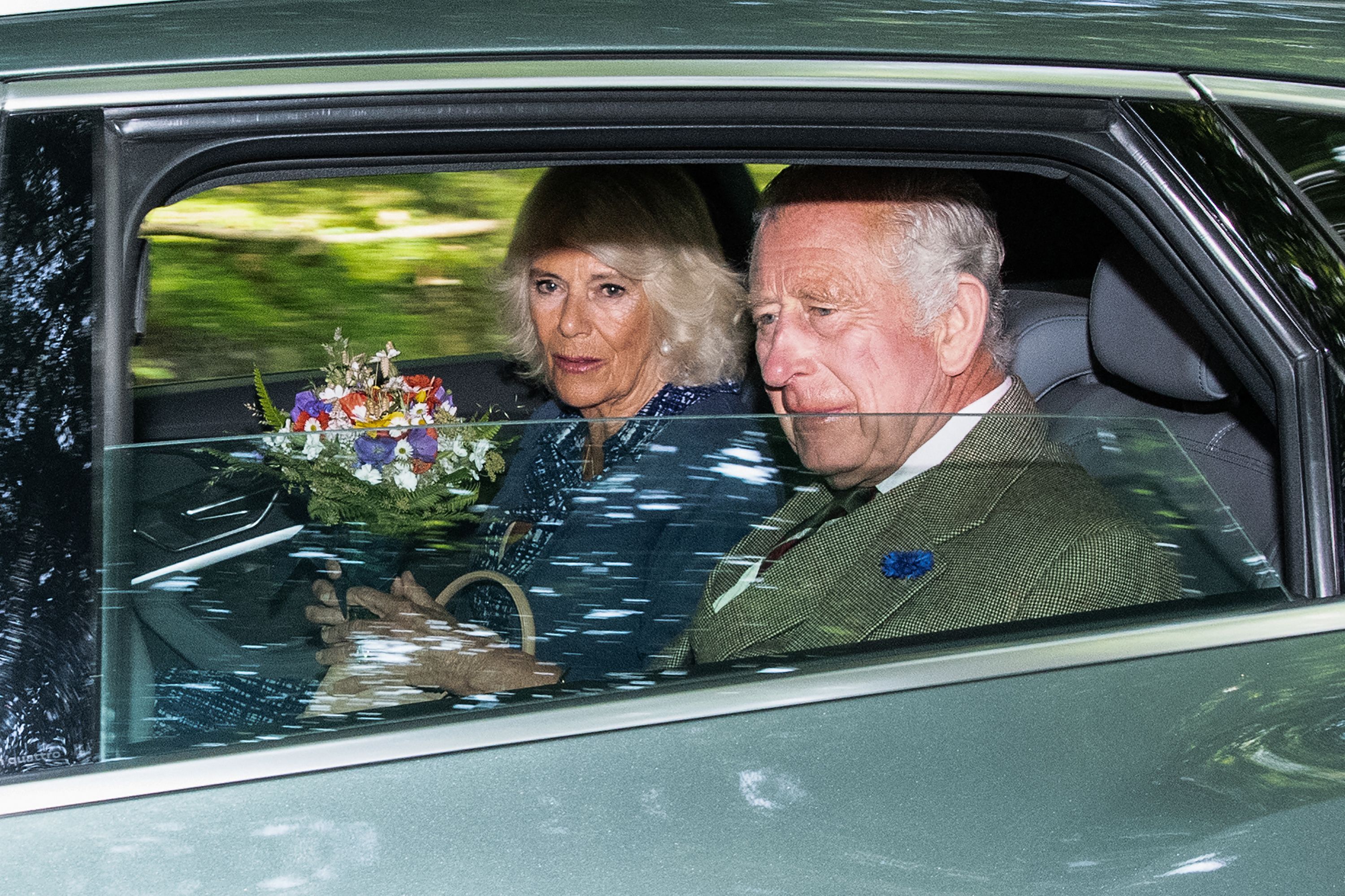 El rey Charles III y la reina Camilla salen tras asistir a la iglesia en el pueblo de Crathie, cerca de Balmoral, el 8 de septiembre de 2023 | Foto: Getty Images