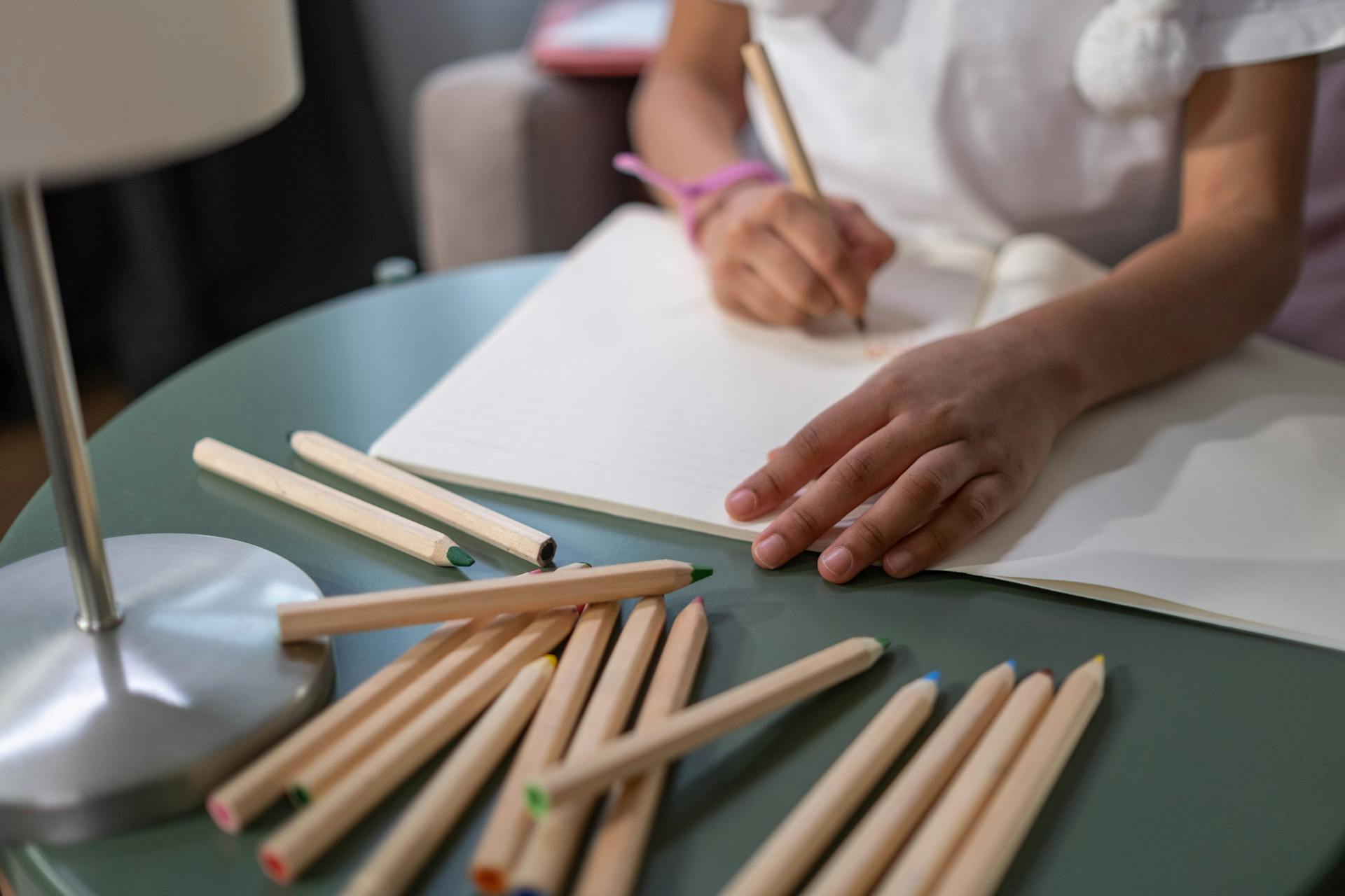 Un niño escribiendo | Fuente: Pexels