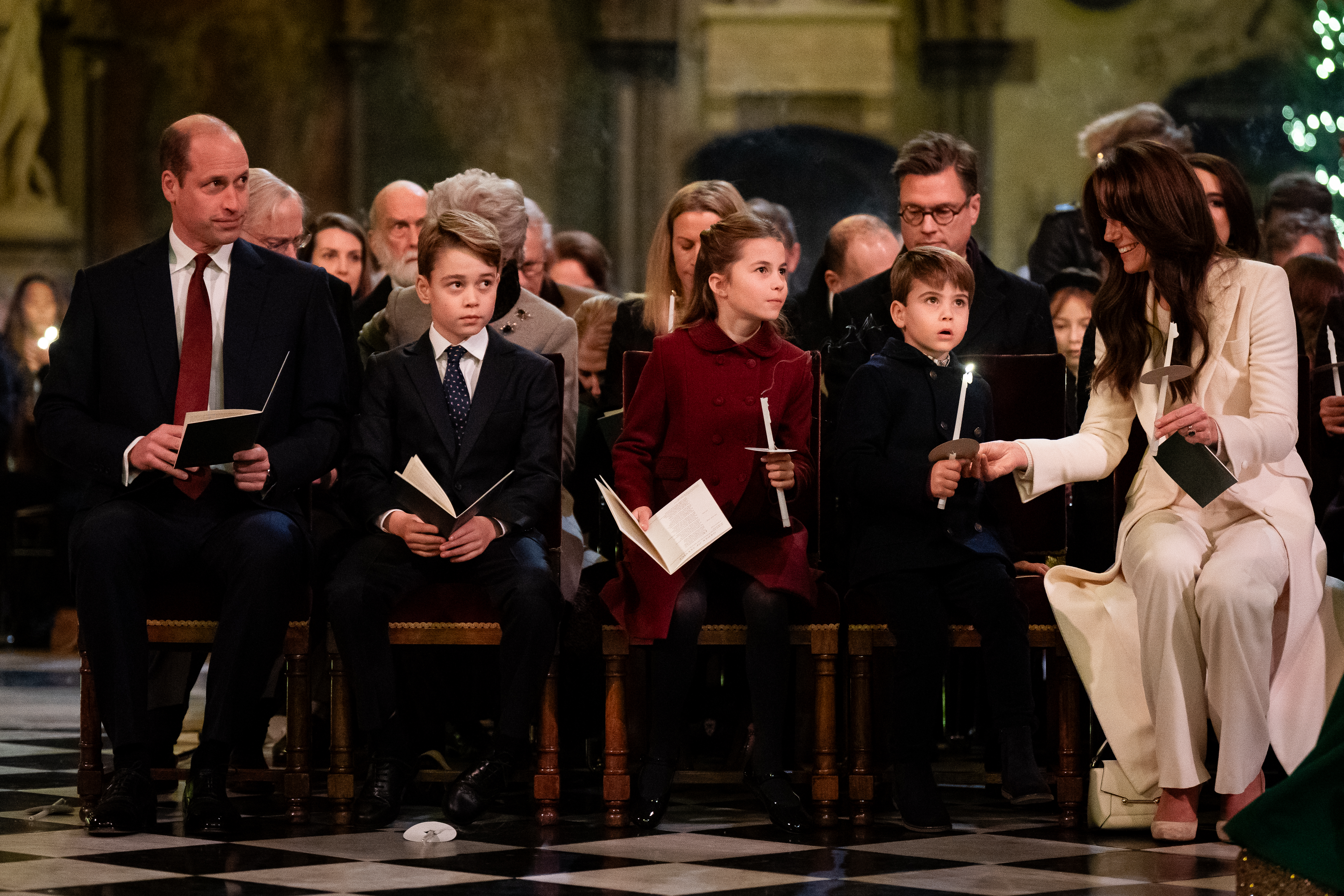 La princesa Catherine y el príncipe William con sus hijos el príncipe George, la princesa Charlotte y el príncipe Louis en el servicio de Villancicos Reales - Juntos en Navidad en la Abadía de Westminster el 8 de diciembre de 2023 en Londres, Inglaterra | Foto: Getty Images