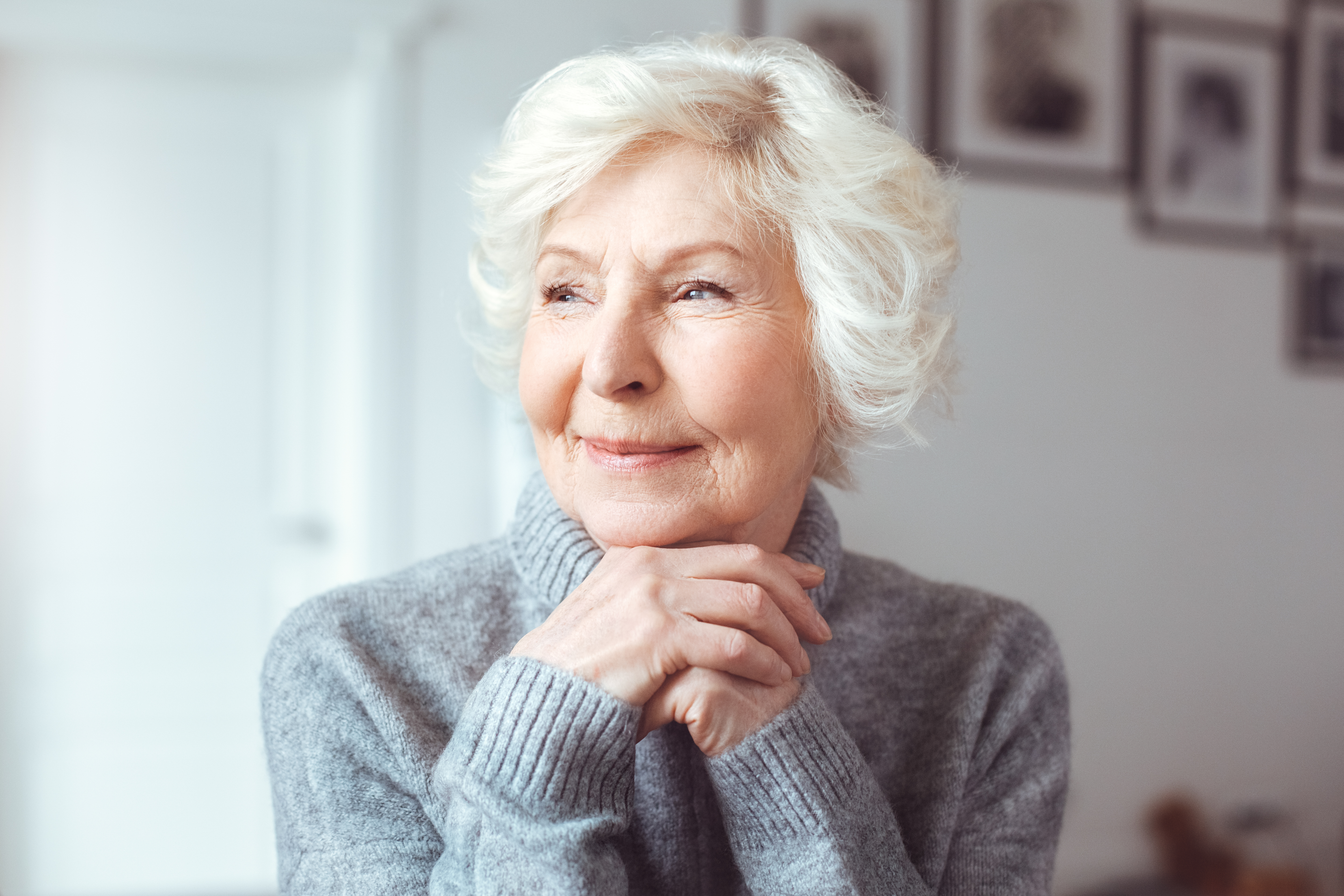Una mujer mayor sonriente | Fuente: Shutterstock