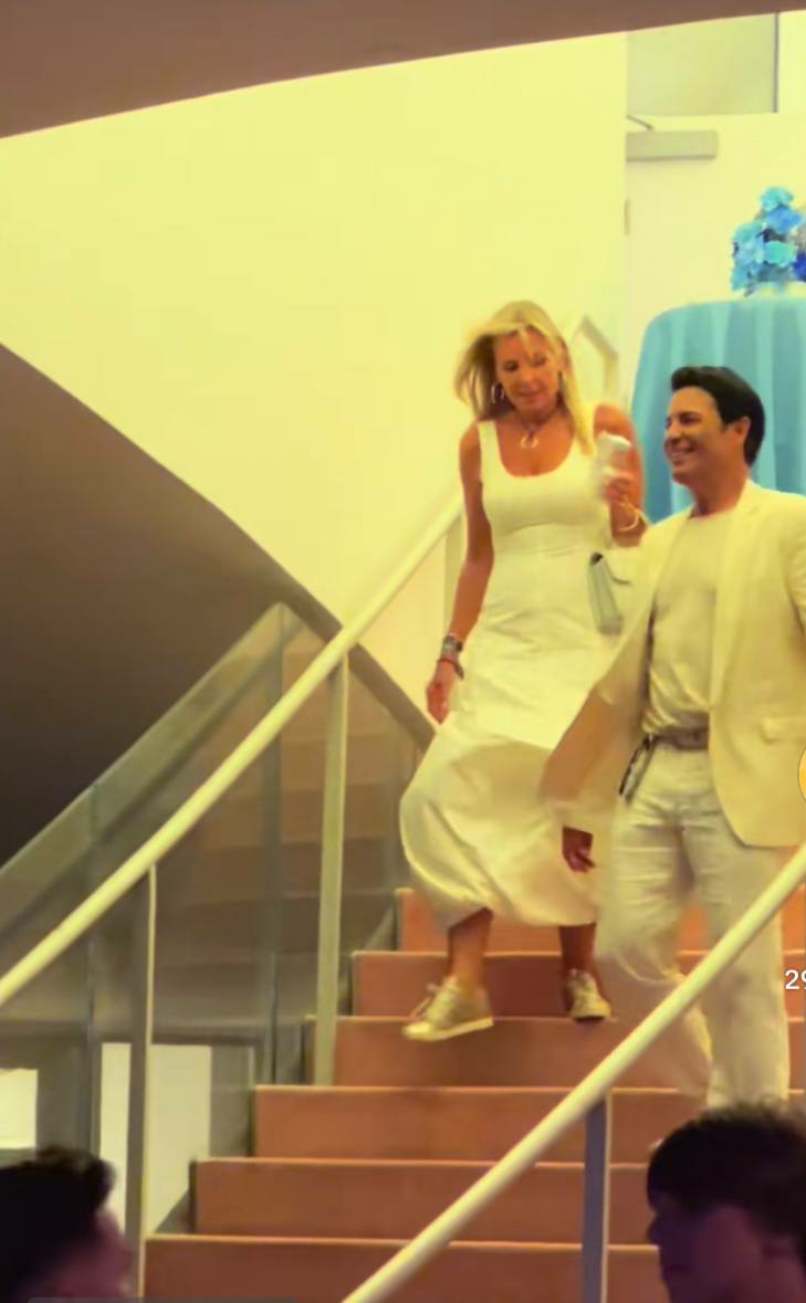 Chayanne sale junto a su esposa de la fiesta de revelación de género del bebé de Lele Pons. | Foto: TikTok.com/@pipozarek
