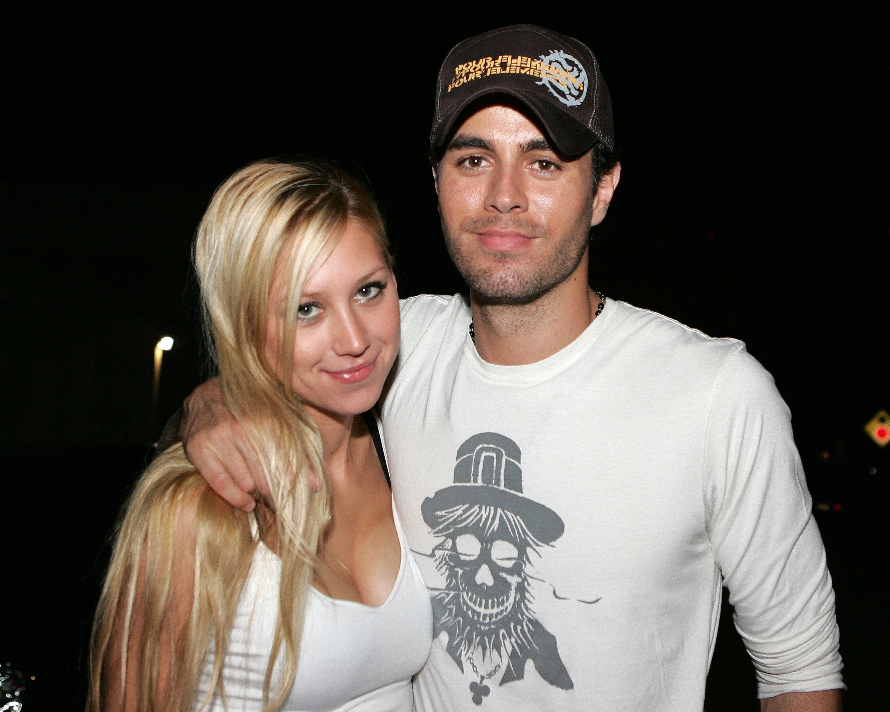 La tenista Anna Kournikova y el cantante Enrique Iglesias salen del restaurante Big Pink durante la madrugada del 16 de junio de 2006 en Miami, Florida. | Fuente: Getty Images