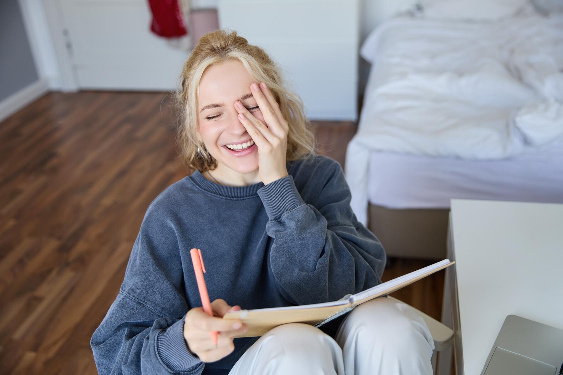 Una mujer riendo en casa | Fuente: Freepik