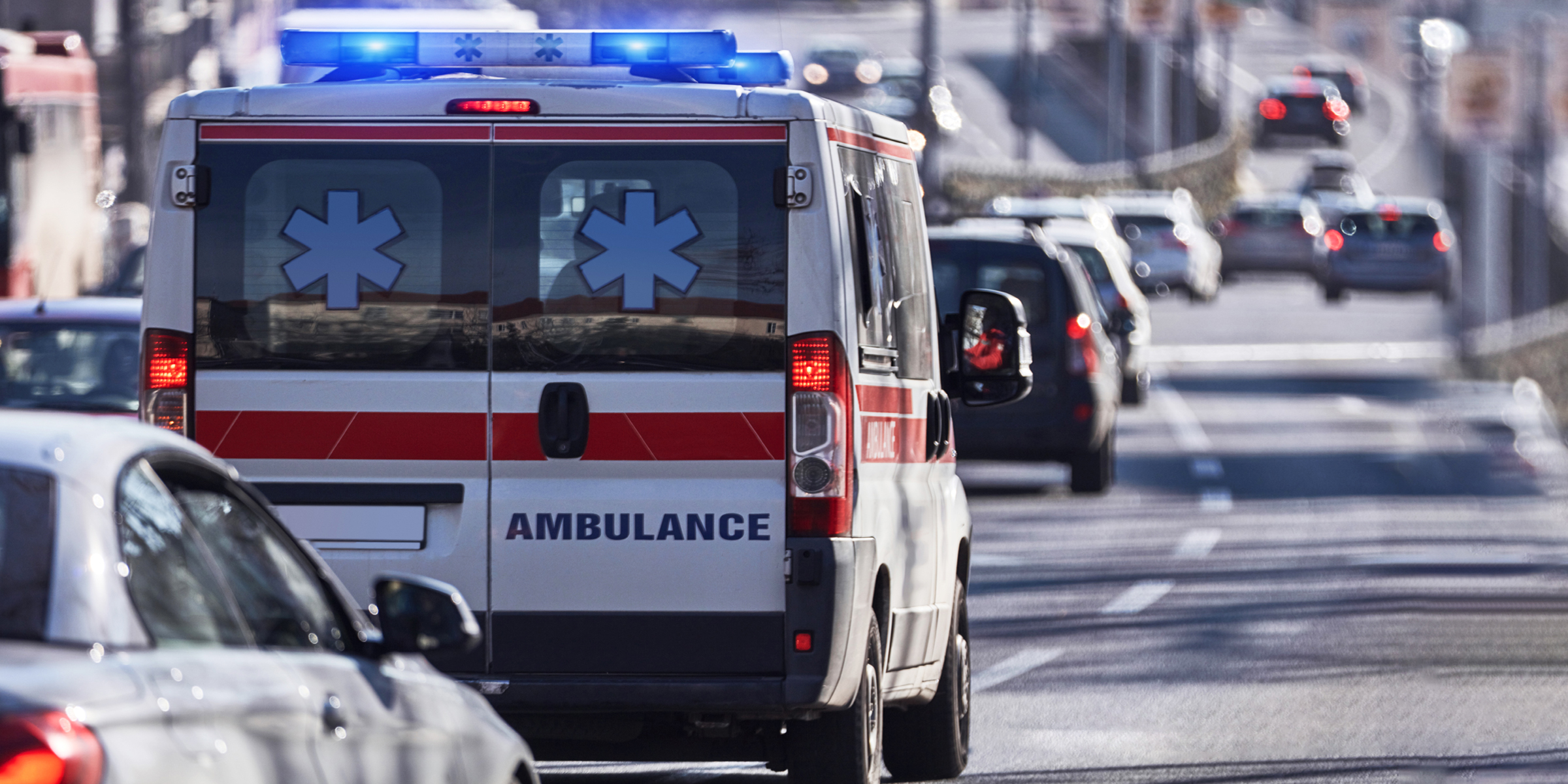 Ambulancia en la carretera. | Fuente: Getty Images