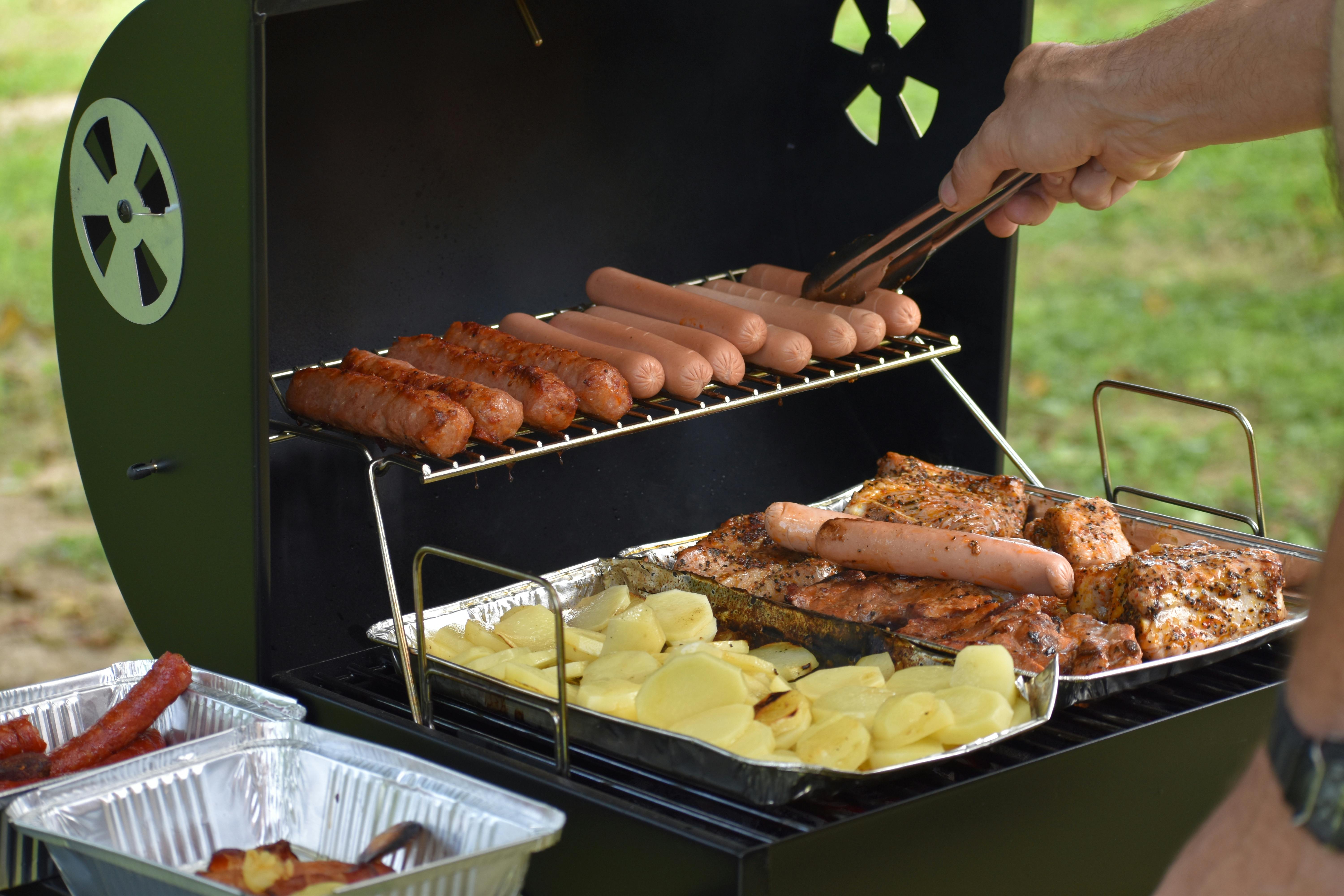 Perritos calientes en una parrilla | Fuente: Pexels