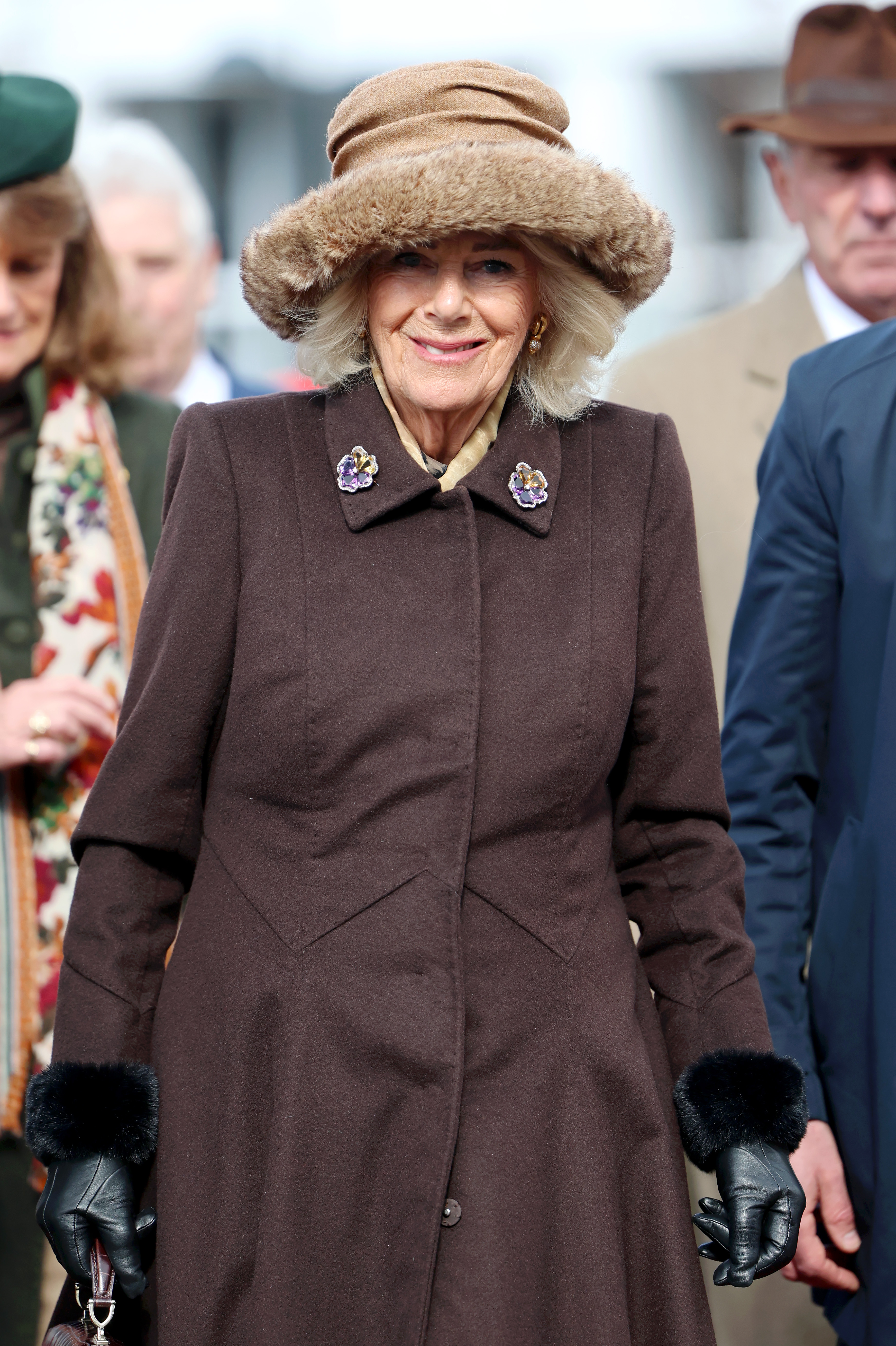 La reina Camilla es fotografiada el segundo día del Festival de Cheltenham, el 12 de marzo de 2025, en Cheltenham, Inglaterra | Fuente: Getty Images