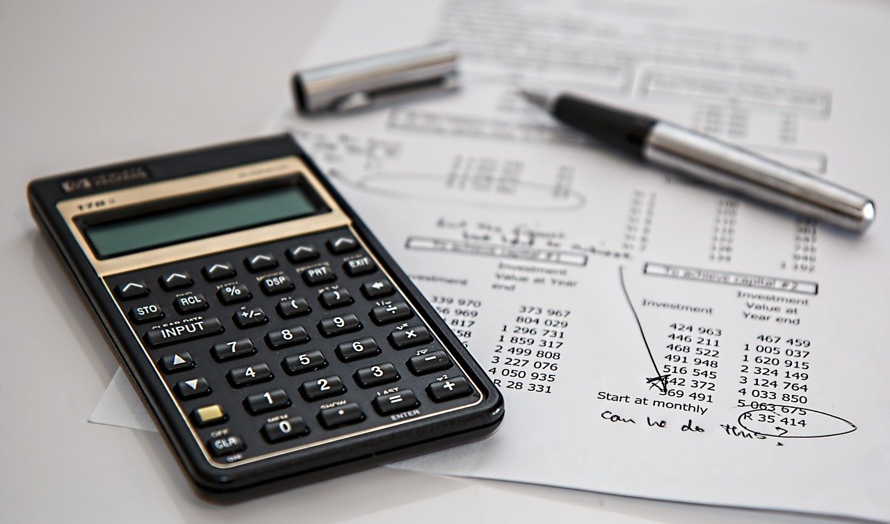 Calculador y papel con balance financiero. | Foto: Pixabay