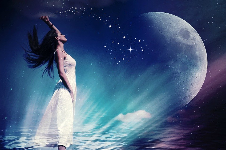 Mujer mística viendo la luna. | Foto: Pixabay