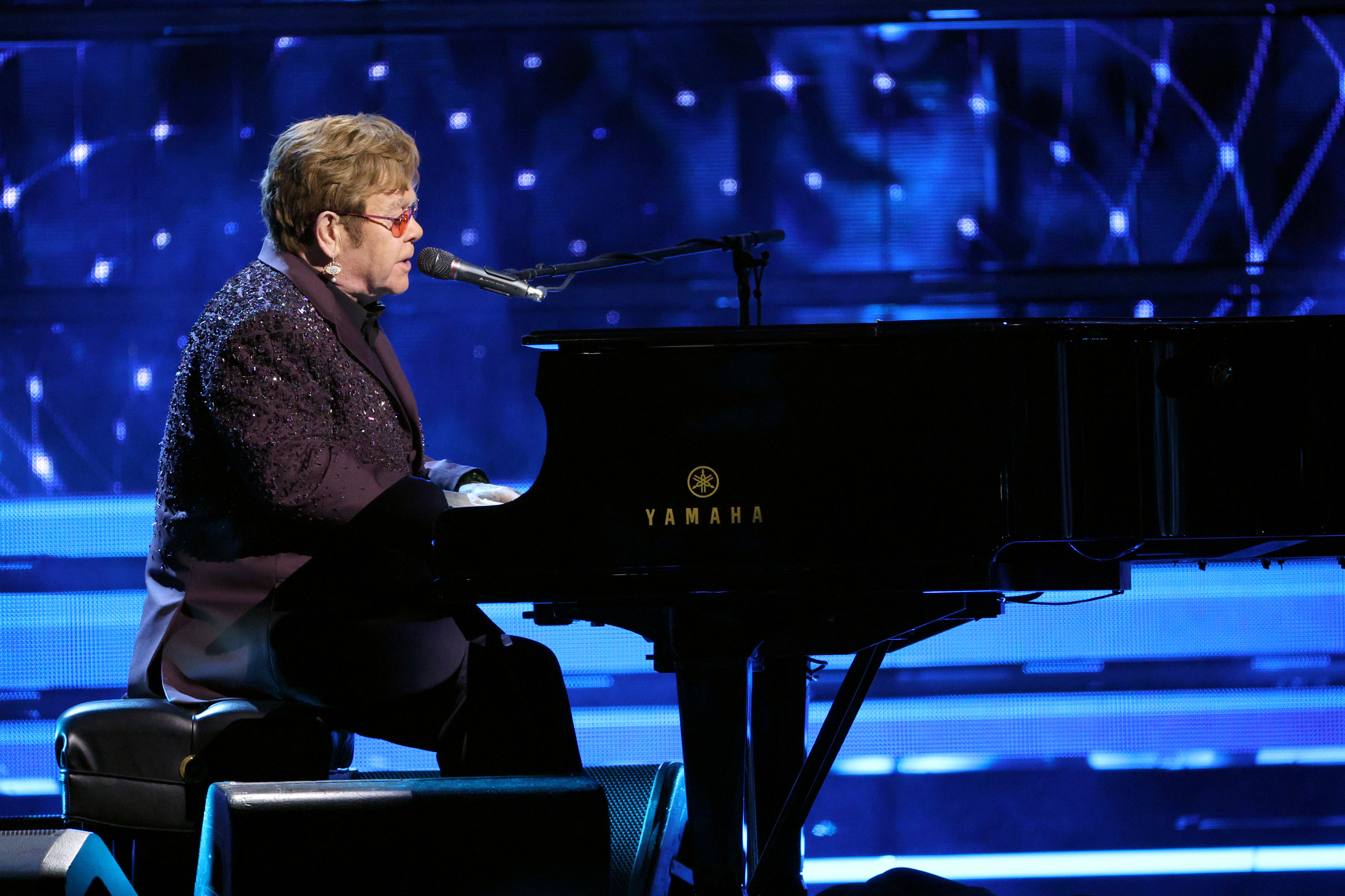 Elton John actúa en el escenario durante la 38ª Ceremonia Anual de Inducción al Salón de la Fama del Rock and Roll en Nueva York, el 3 de noviembre de 2023 | Fuente: Getty Images