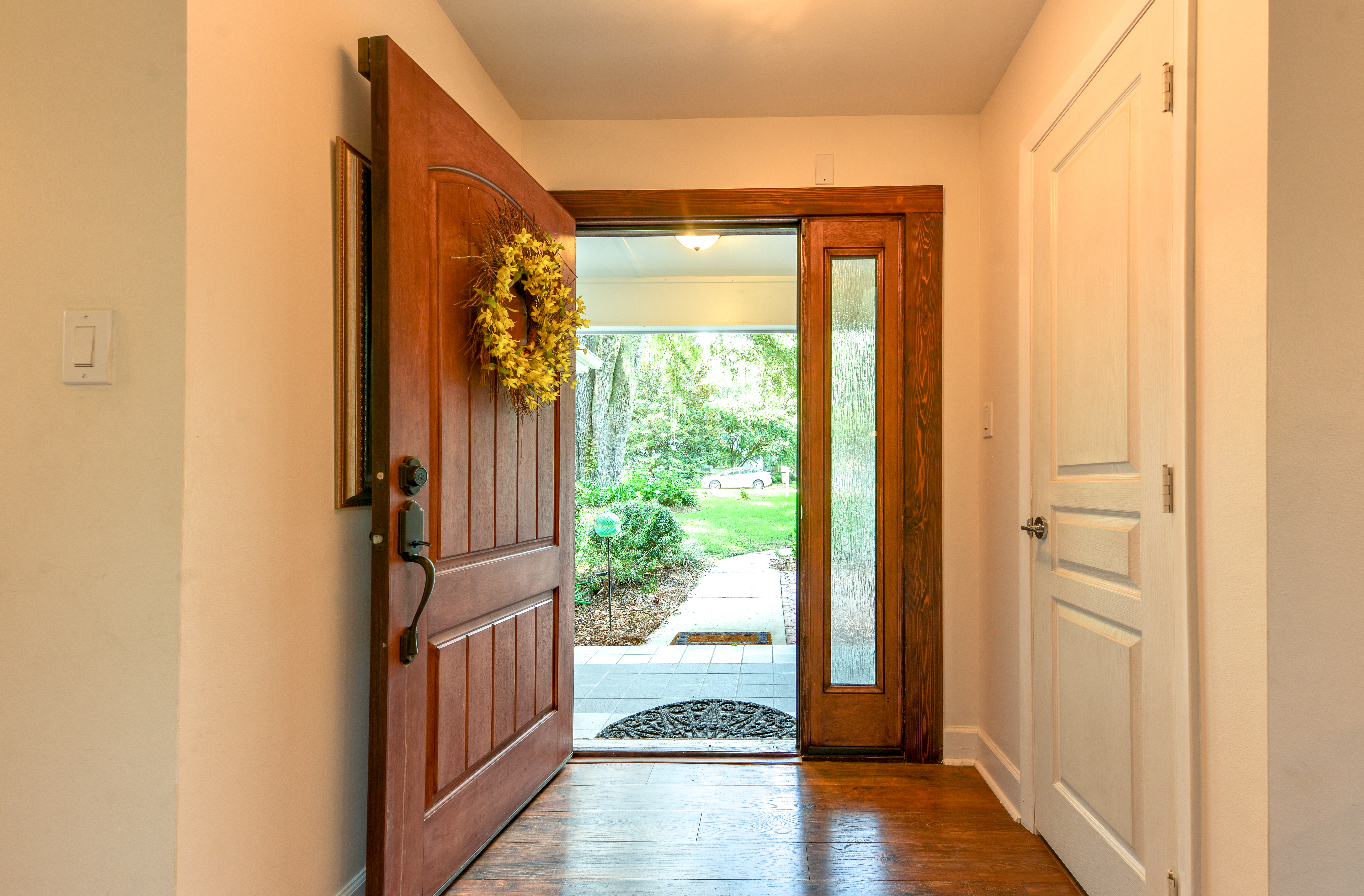 Una puerta de entrada abierta con una corona encima. | Foto: Shutterstock