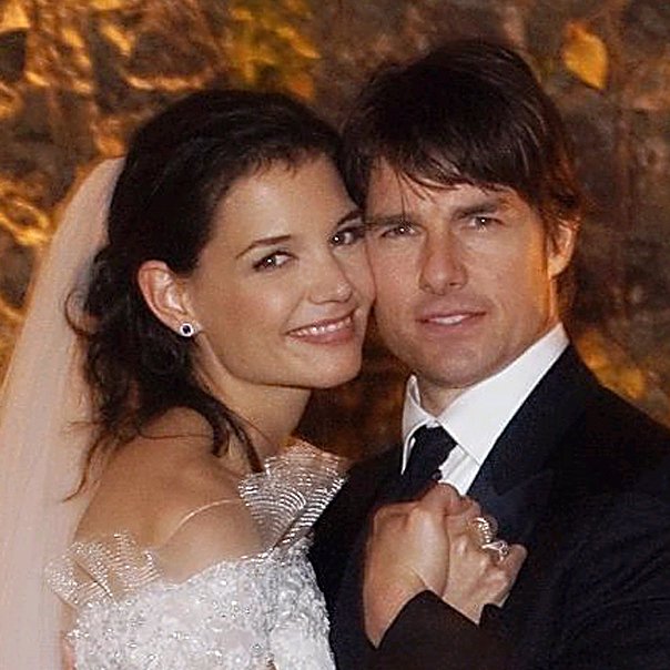 Tom Cruise y Katie Holmes se casaron justo después de la puesta del sol el 18 de noviembre de 2006 en el castillo de Odescalchi con vistas al lago Braccino en las afueras de Roma, Italia. Asistieron más de 150 familiares cercanos y amigos. | Foto: Getty Images