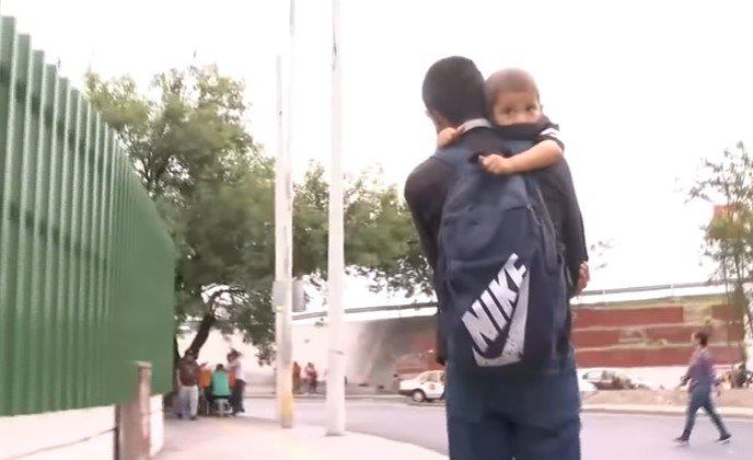 Luis y su hijo de 4 años. | Foto: Youtube/Telediario Monterrey