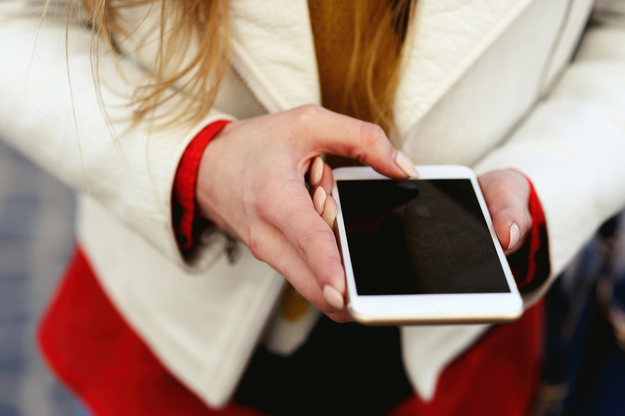 Una mujer sujetando su teléfono | Fuente: Freepik