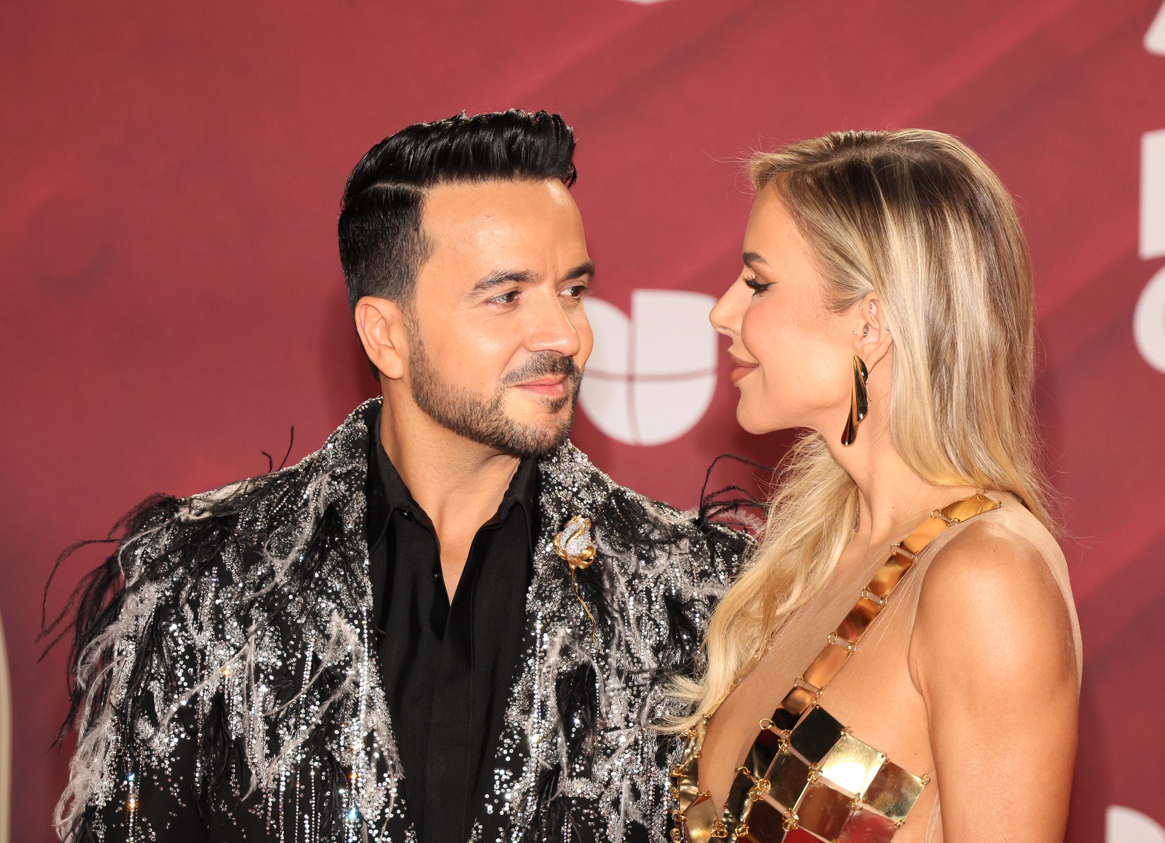 Luis Fonsi y su esposa, Águeda López, en la 25ª edición de los Premios Latin Grammy en el Kaseya Center de Miami, Florida, el 14 de noviembre de 2024. | Fuente: Getty Images