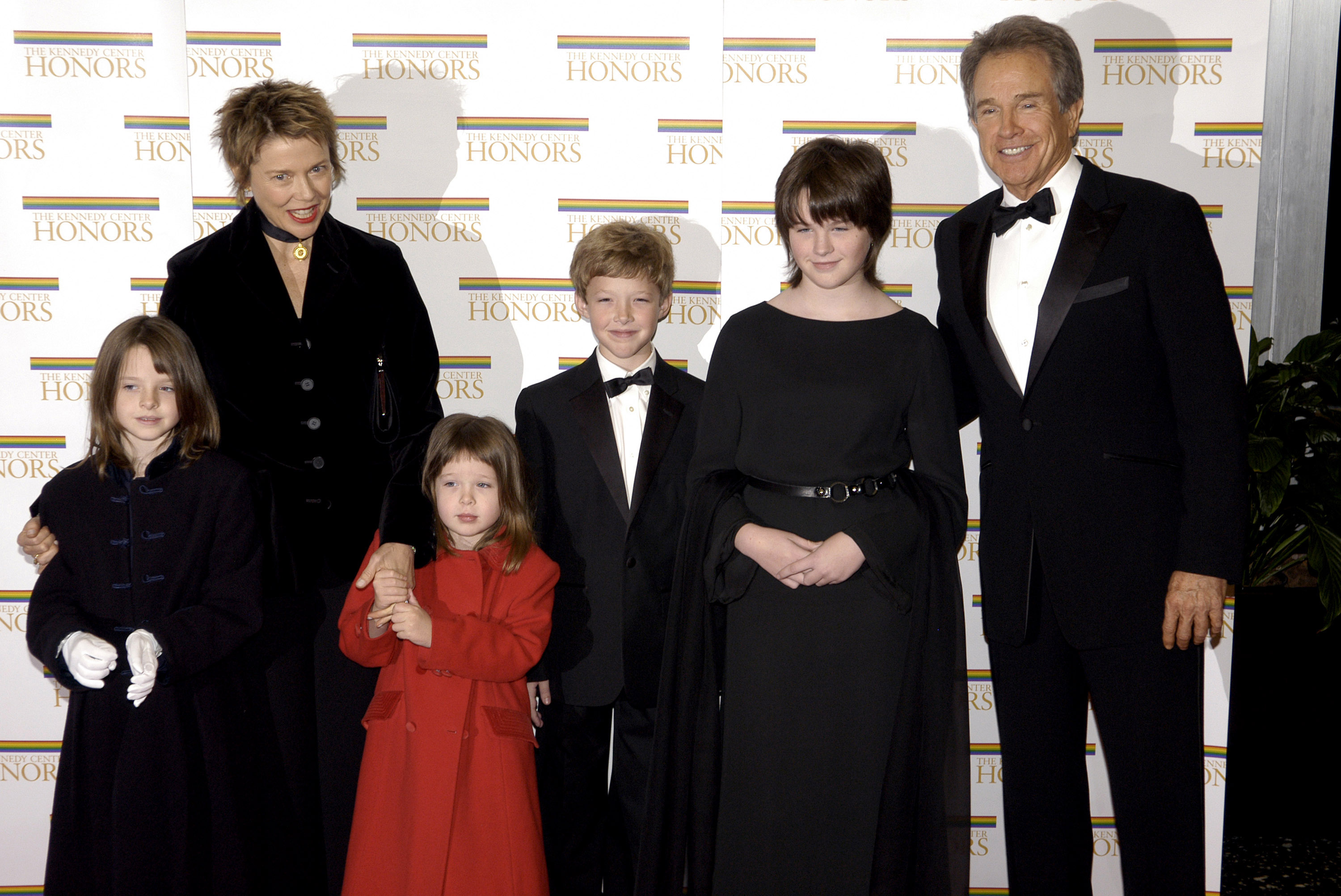 Warren Beatty en el Kennedy Center Honors Weekend con su esposa Annette Bening y sus hijos Isabel, Ella Corinne, Benjamin y Kathlyn el 4 de diciembre de 2004 | Foto: Getty Images