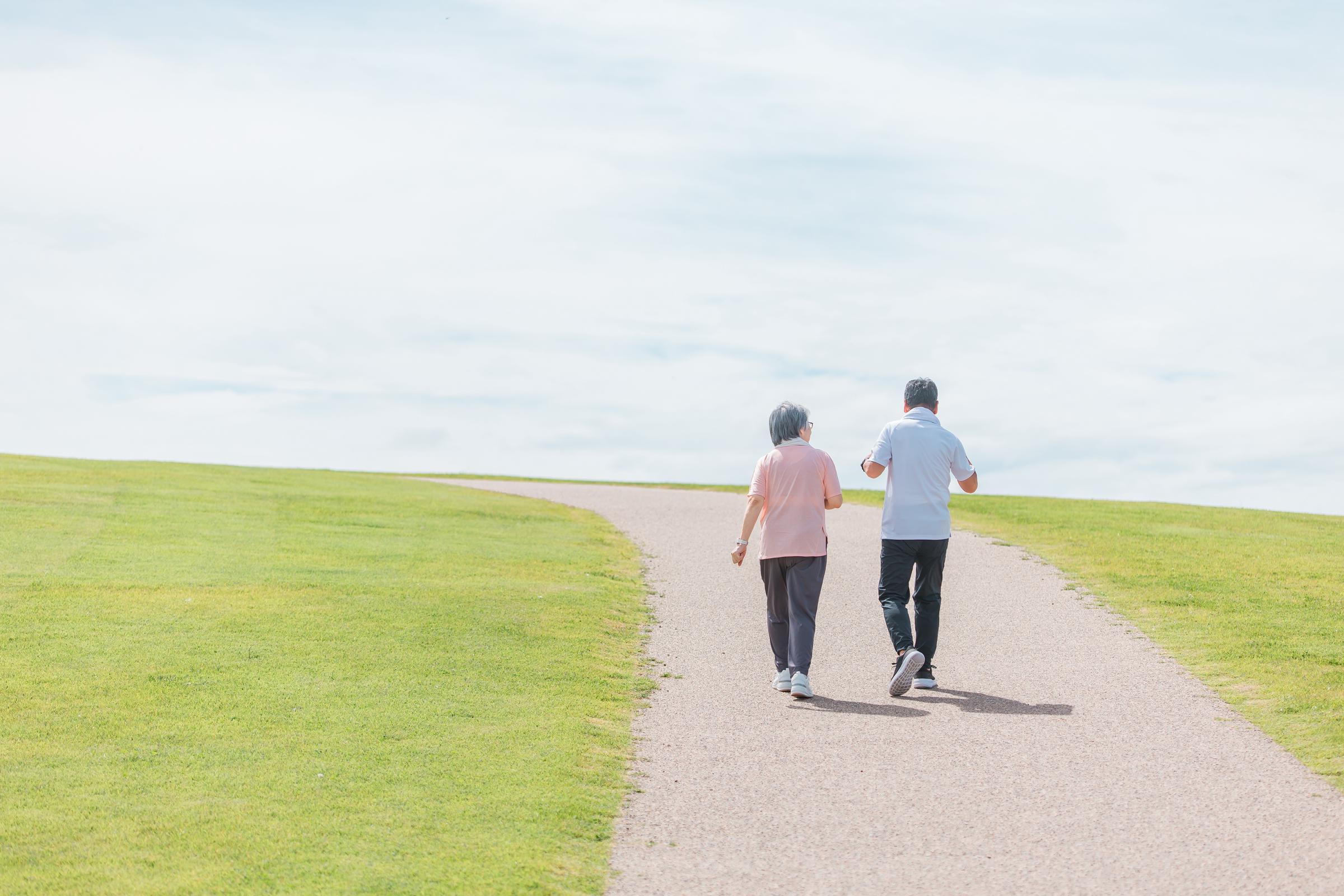 Una pareja de ancianos paseando | Fuente: Shutterstock