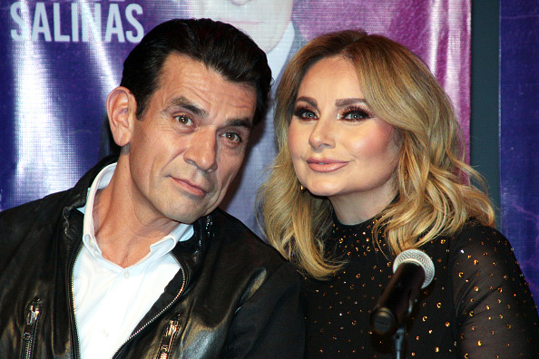 Jorge Salinas junto a Elizabeth Álvarez | Fuente: Getty Images