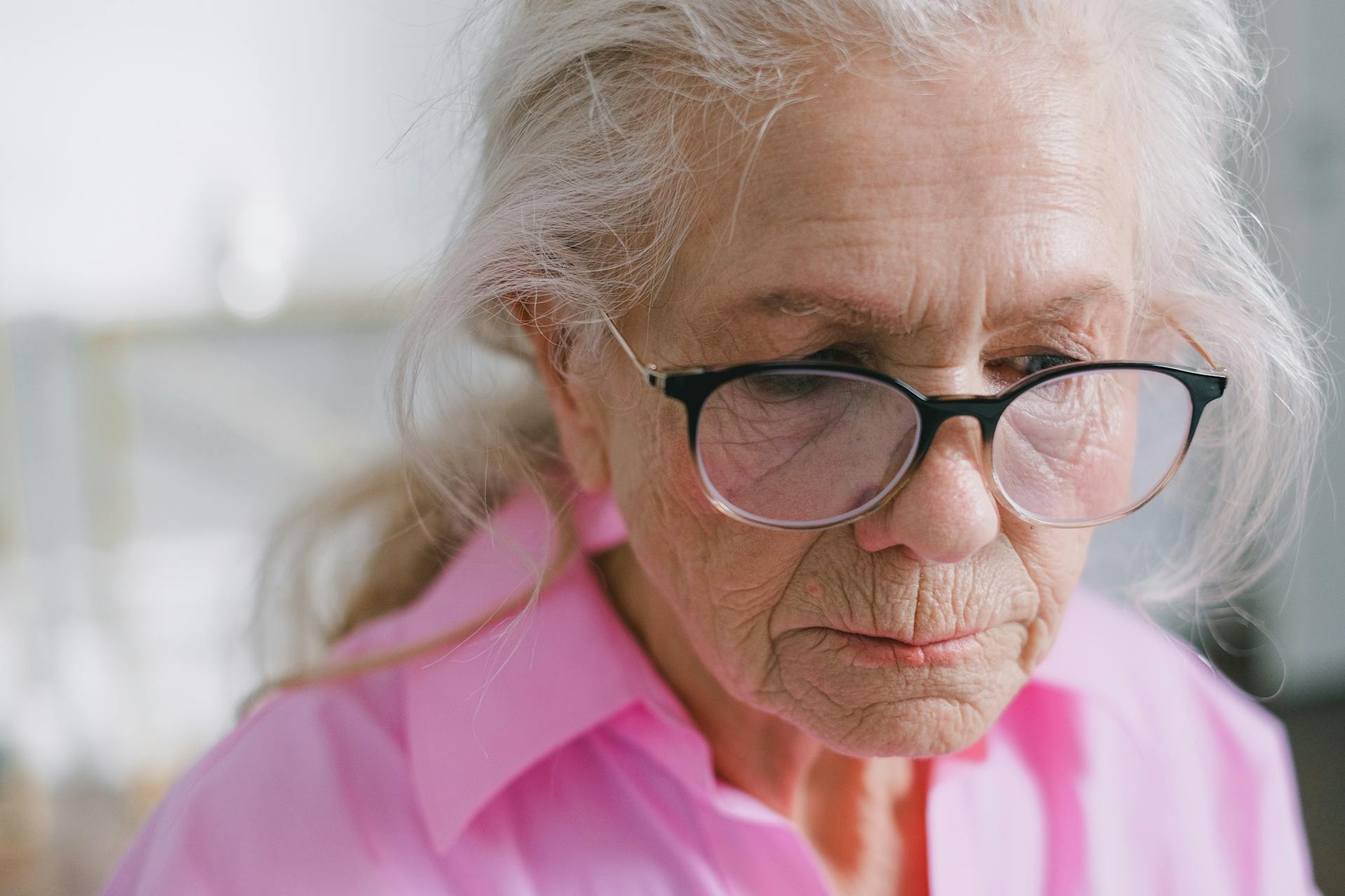 Una mujer mirando hacia abajo, pensando | Fuente: Pexels