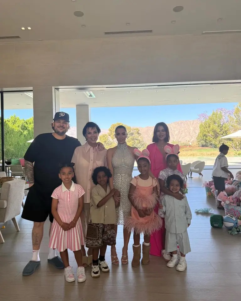 Rob Kardashian posa junto a Kris Jenner, Kim Kardashian, Khloé Kardashian y los hijos de la familia en una foto familiar poco habitual que se compartió en junio de 2026. Esta reunión permitió a los fans echar un vistazo a la vida familiar privada de Rob, incluyendo los momentos que pasa con su hija Dream y sus primos. | Fuente: Instagram/kimkardashian.