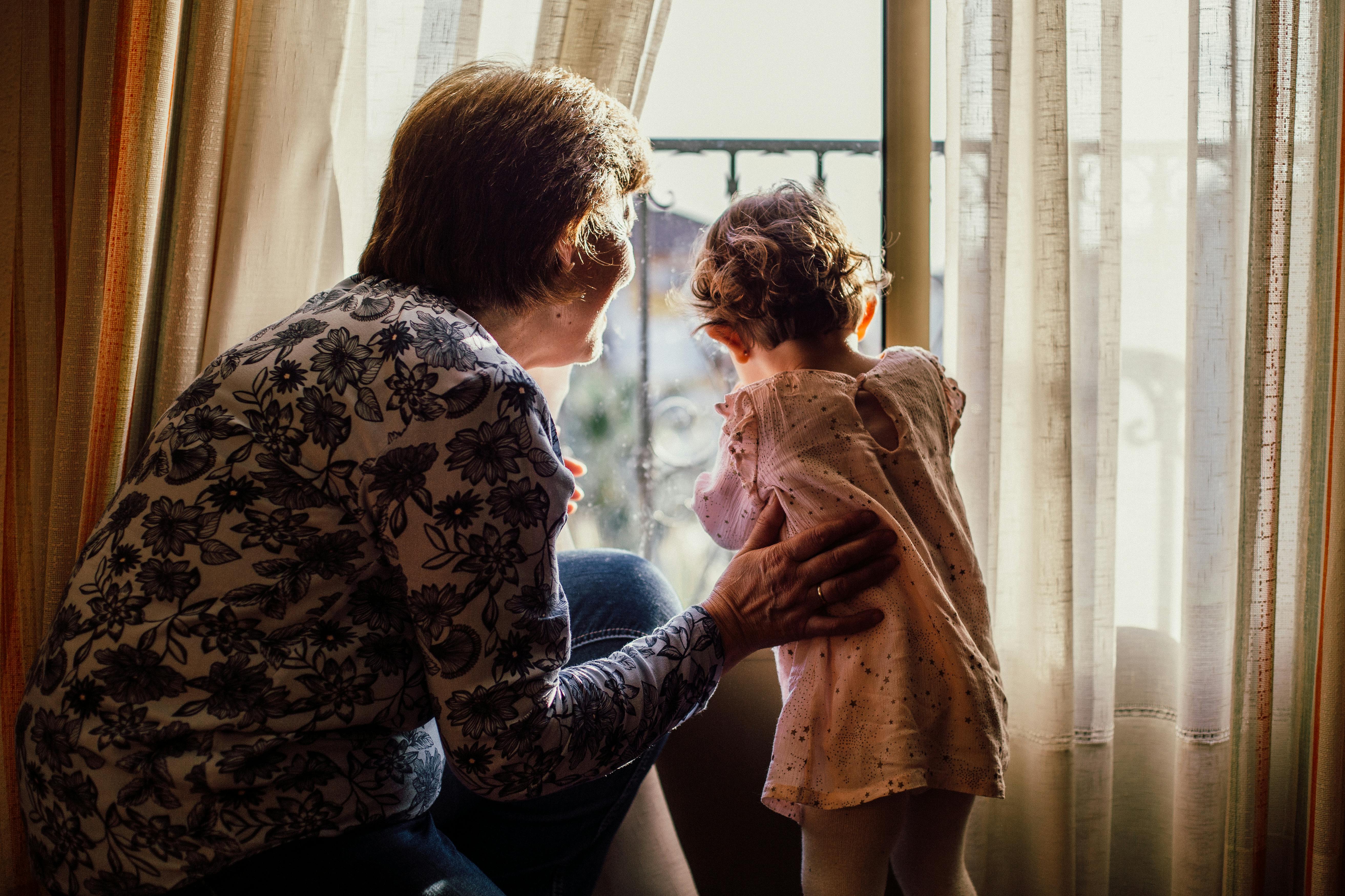 Abuelita con su nieta | Fuente: Pexels