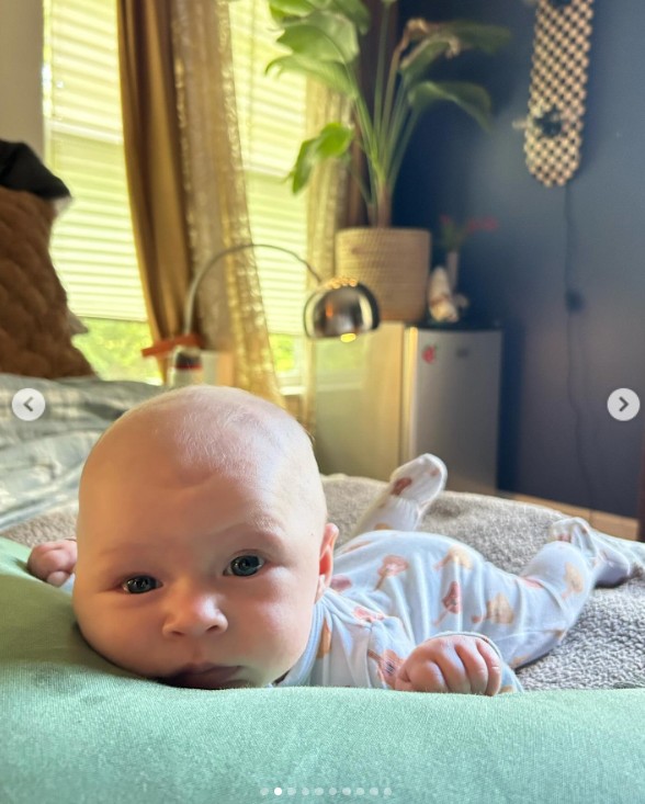 La hija de Ireland Baldwin tumbada en una cama en un post del Día de la Madre fechado el 12 de mayo de 2024 | Fuente: Instagram/irelandirelandireland