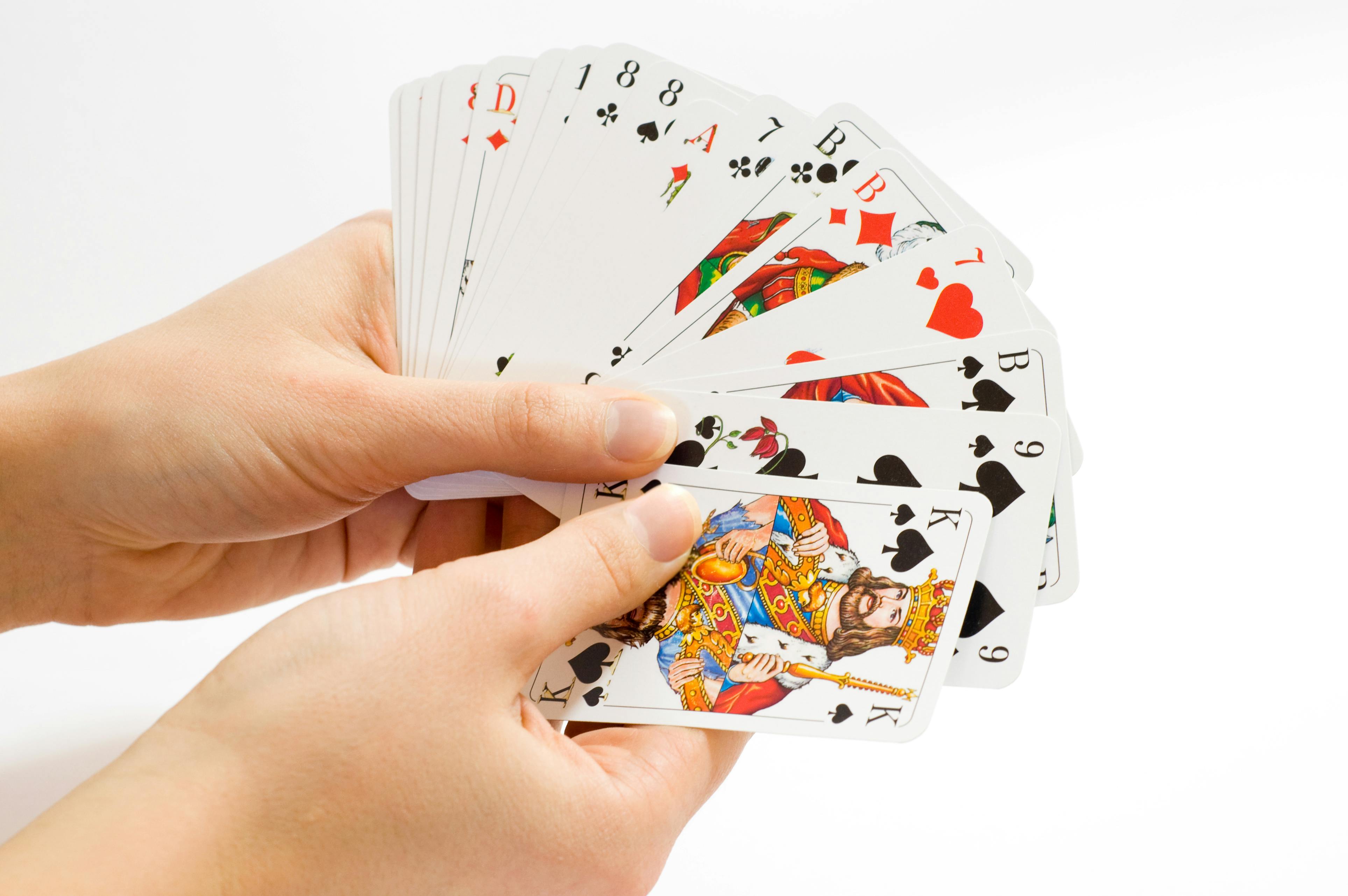 Una persona con cartas en la mano | Fuente: Pexels