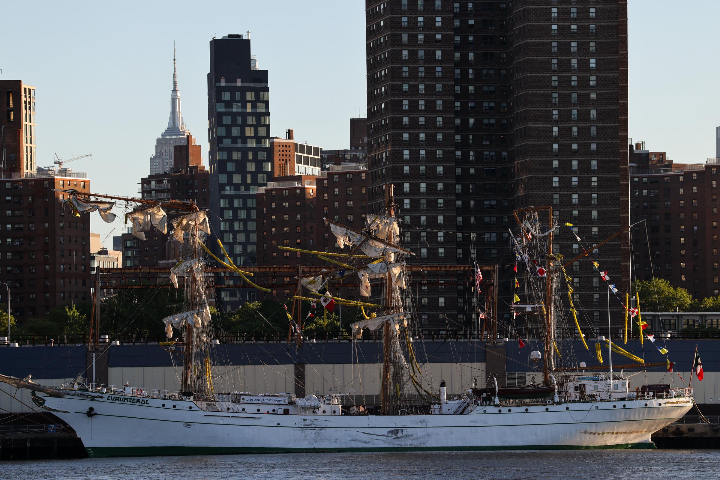 El velero de la Armada de México que se estrelló contra el Puente de Brooklyn se encuentra amarrado en el bajo Manhattan el 18 de mayo de 2025 en la ciudad de Nueva York. | Fuente: Getty Images.