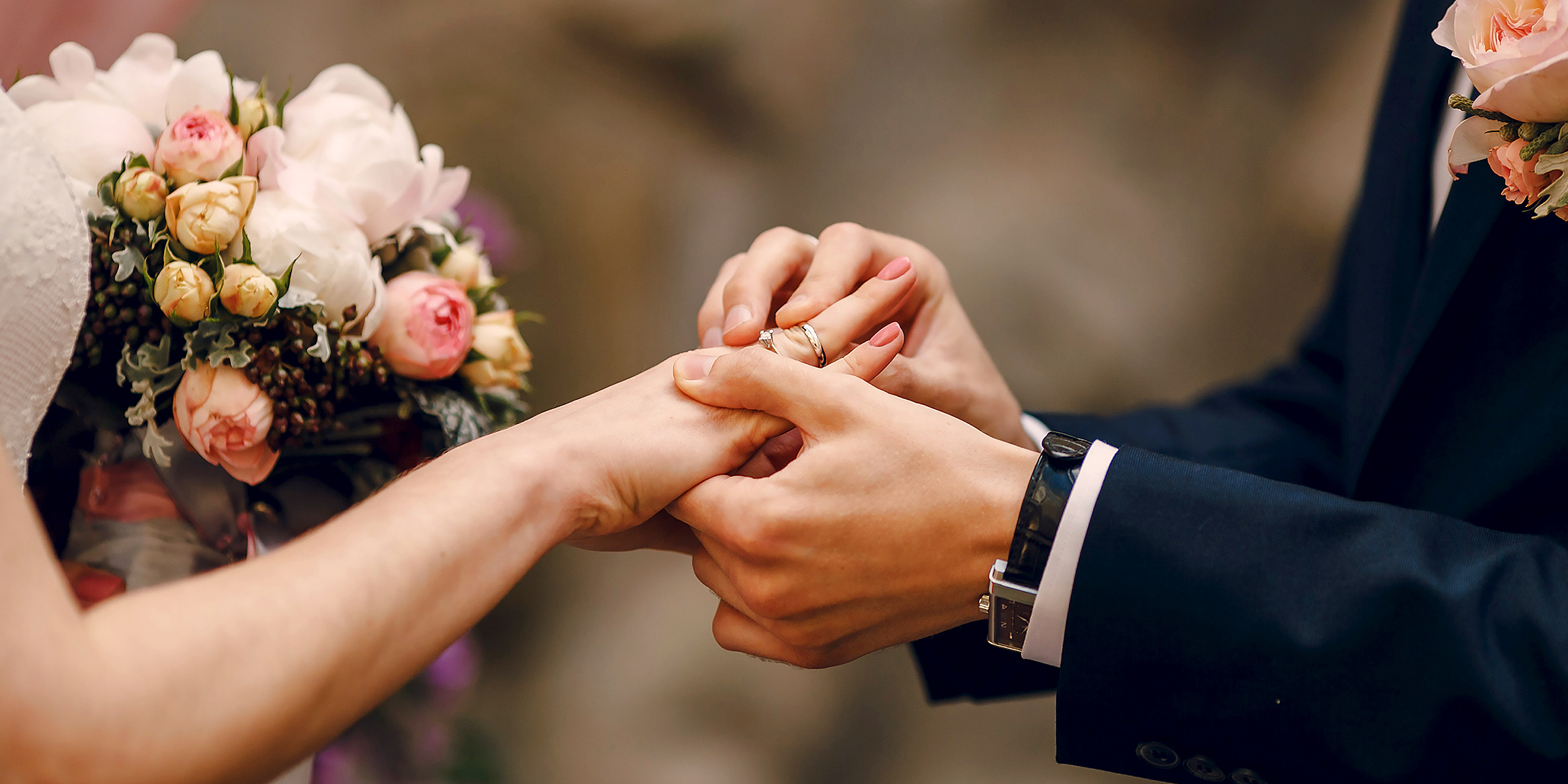 Hombre poniendo un anillo en el dedo de su novia | Foto: Shutterstock