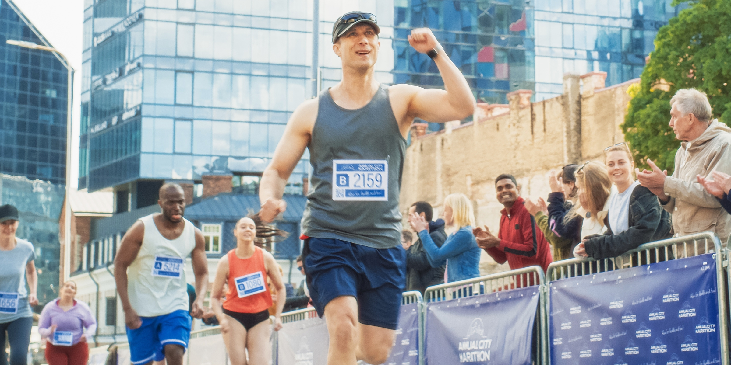 Un hombre corriendo un maratón | Fuente: Shutterstock