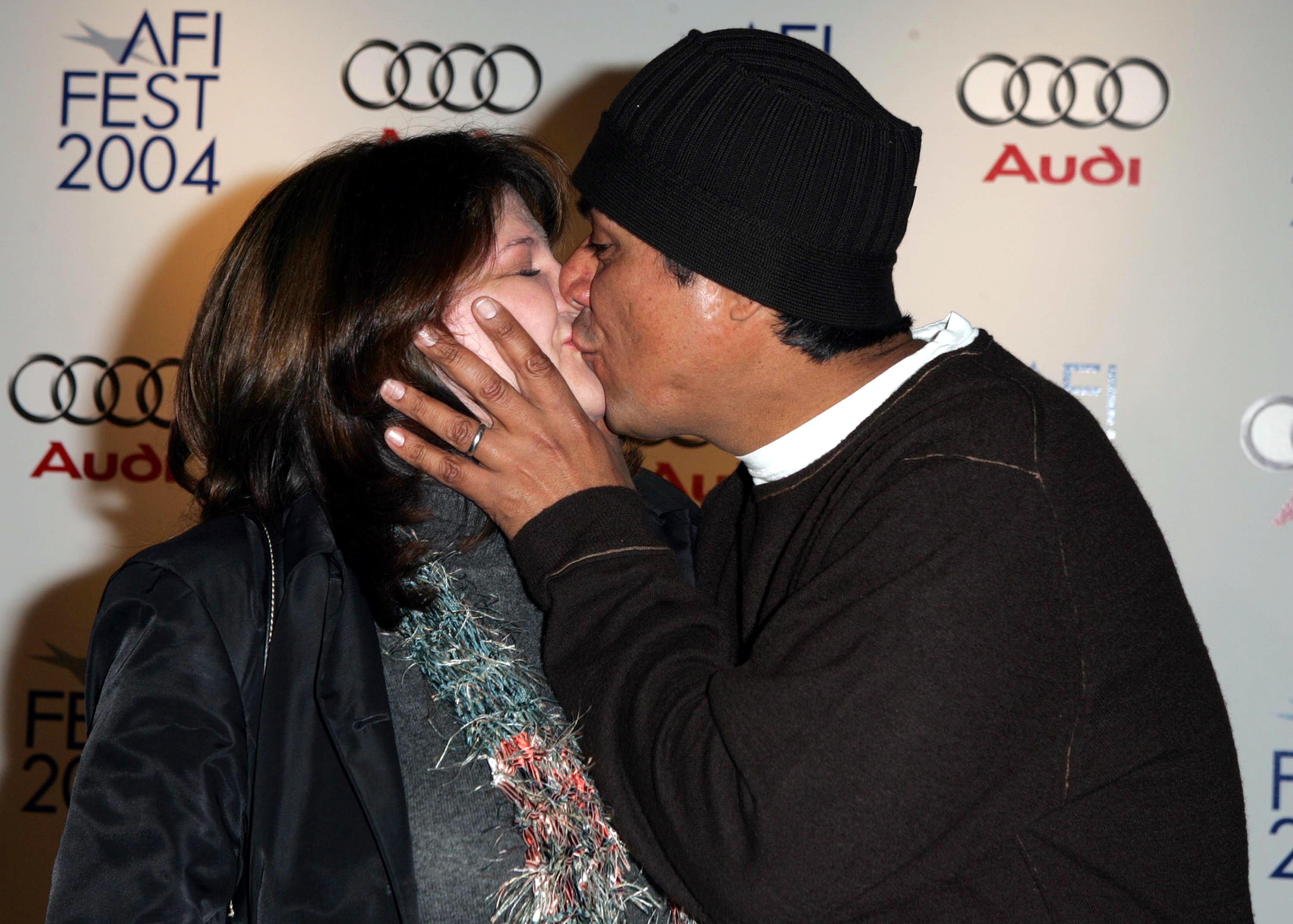 La pareja aparece besándose en la proyección de "Innocent Voices" en el Festival de Cine AFI, el 6 de noviembre de 2004, en Hollywood, Los Ángeles | Fuente: Getty Images