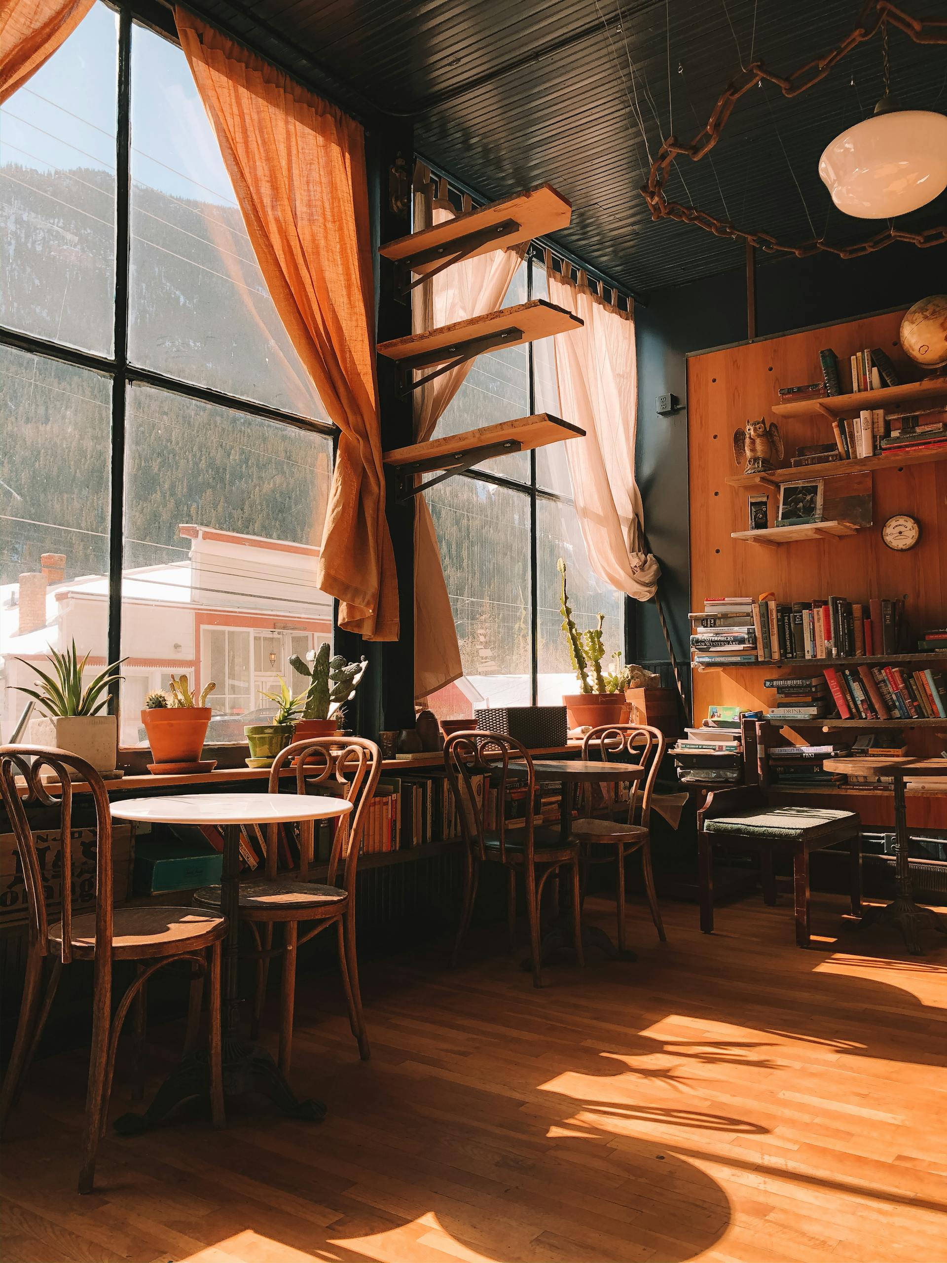Mesas en un acogedor restaurante | Fuente: Pexels