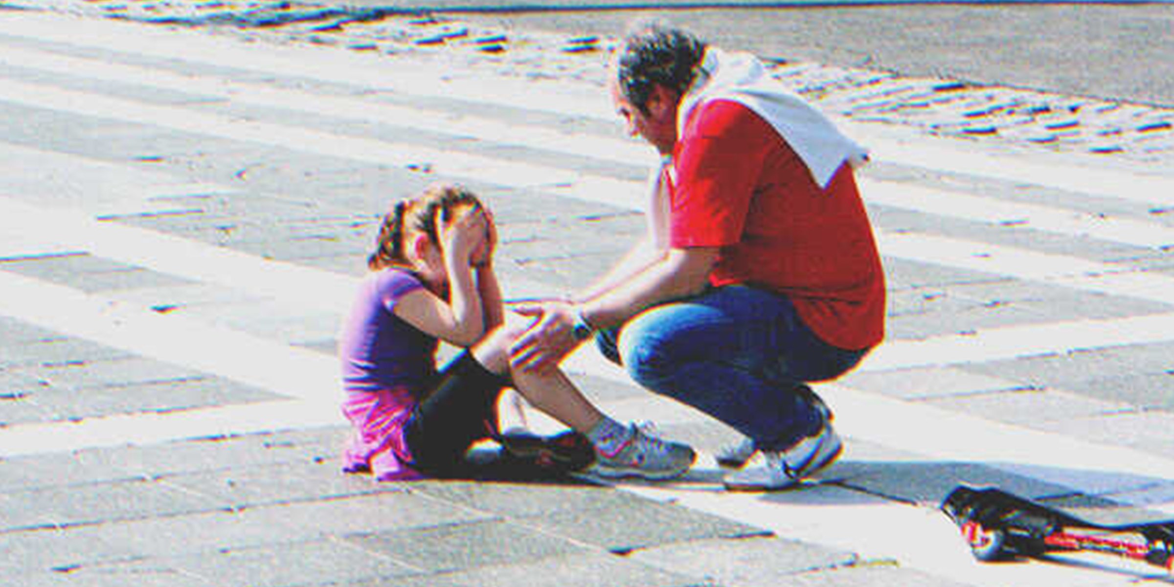 Un padre con una niña que llora | Foto: Shutterstock