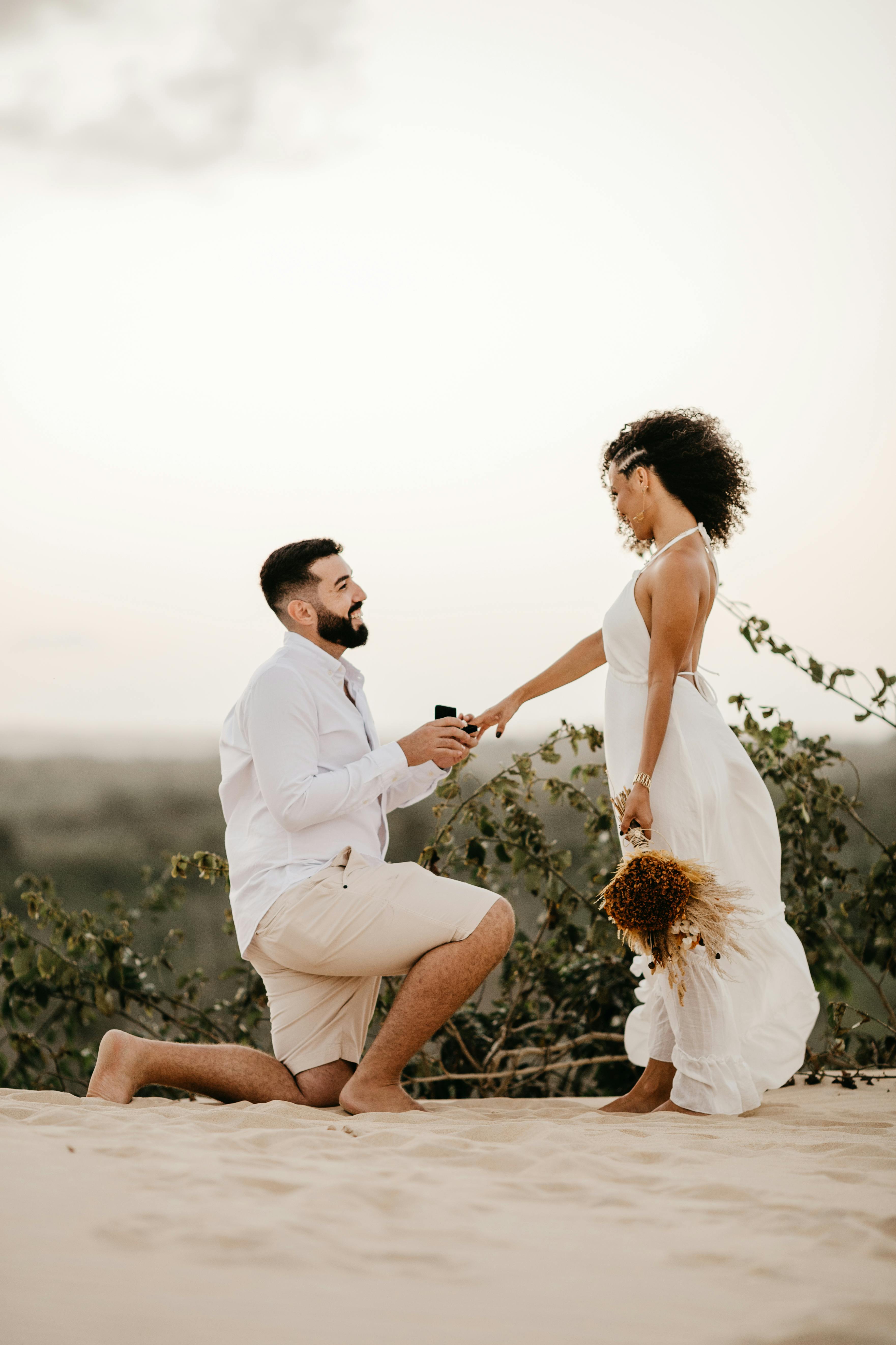 Hombre pidiéndole matrimonio a su novia en la playa | Foto: Pexels
